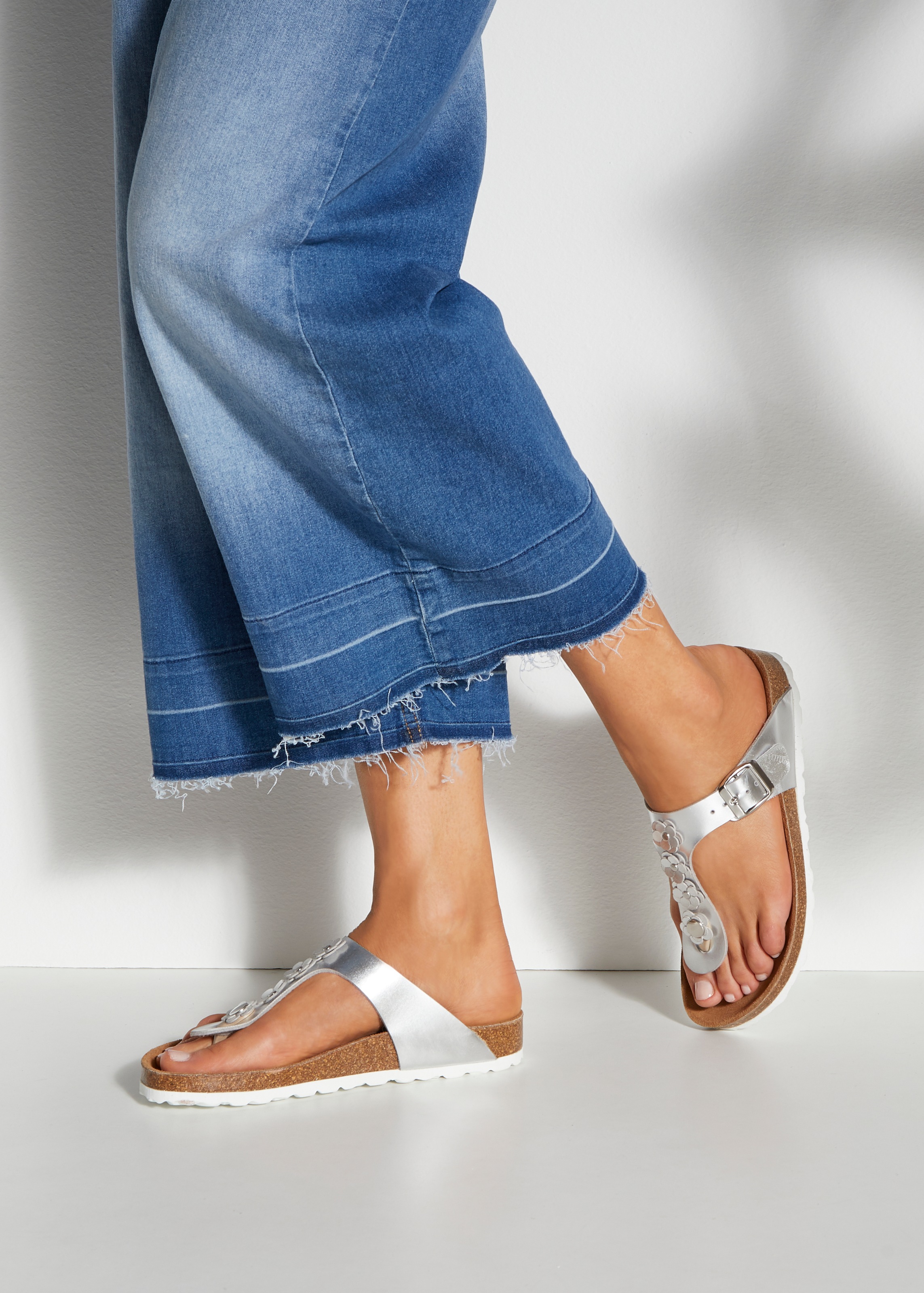 LASCANA Zehentrenner »Sandale, Pantolette, offener Schuh, Sommerschuh,«  mit modischer Applikation und Komfortkorkfussbett aus Leder
