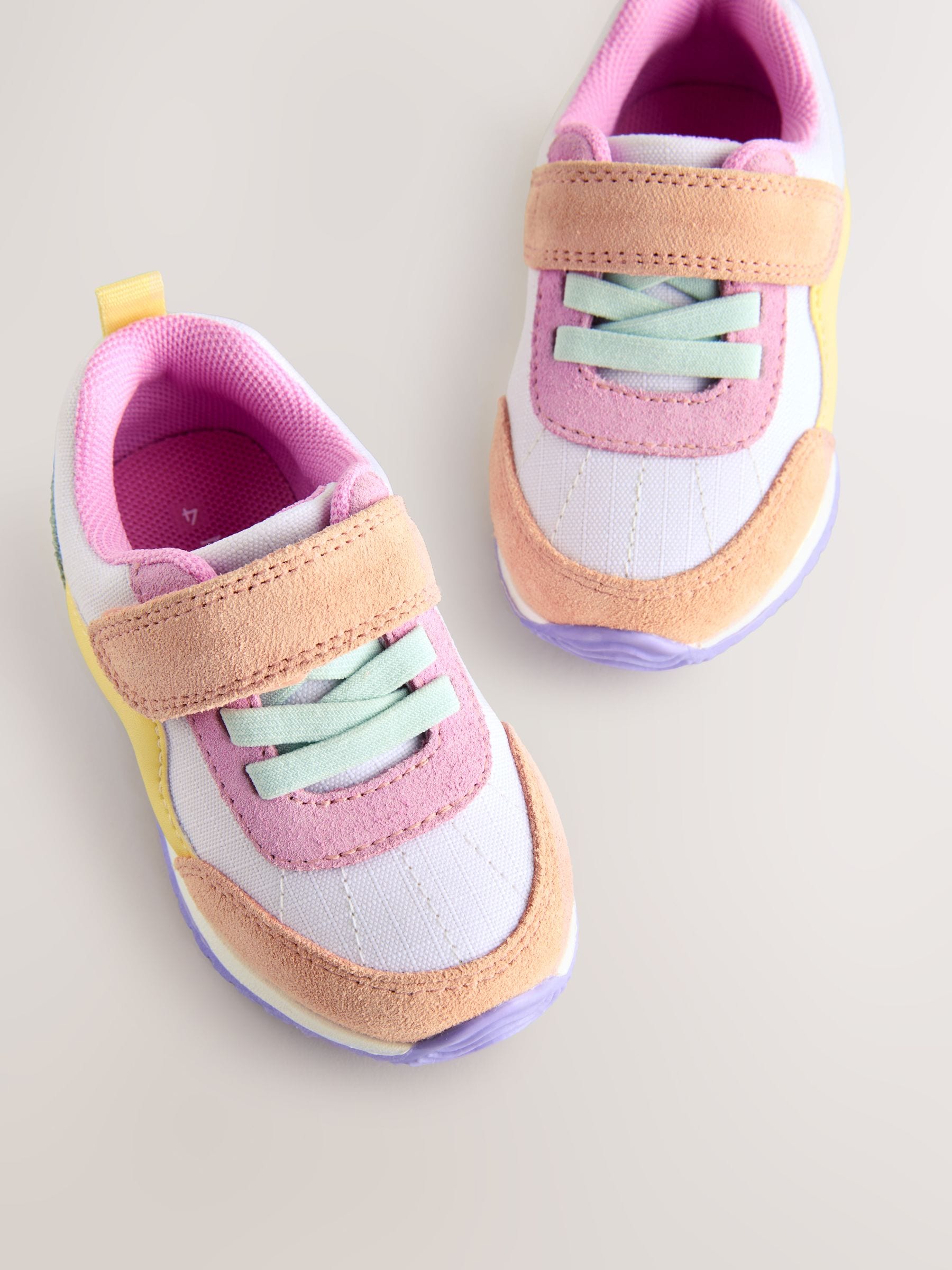 Met verschillende kleurvlakken - Eerste loopschoentjes: sneakers