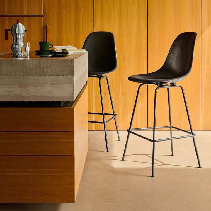 Vitra - Eames Fiberglass Barstuhl, medium, basic dark / parchment (Filzgleiter)