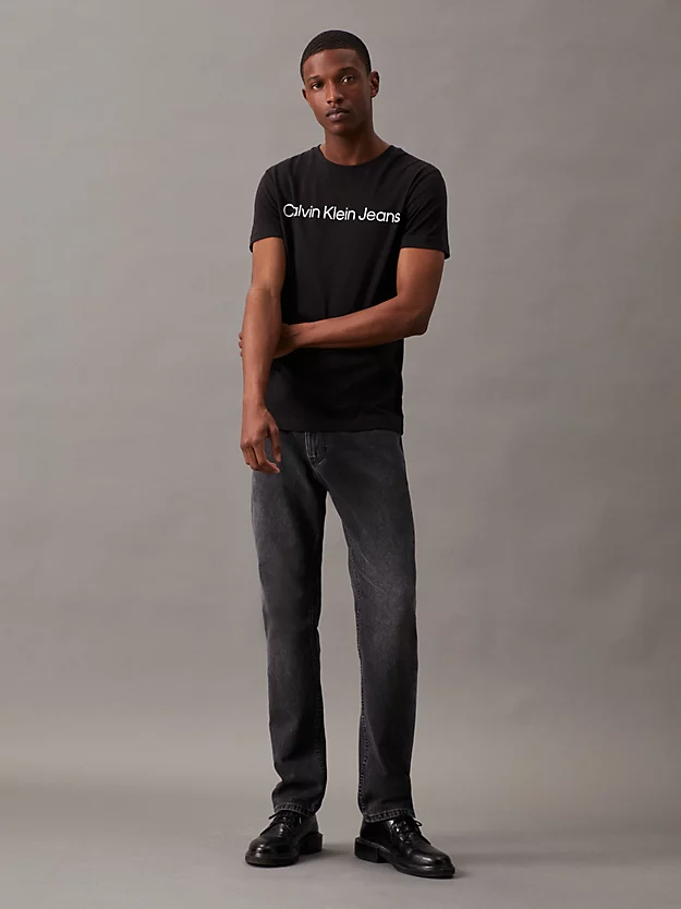 Camiseta de algodão orgânico de corte justo com logotipo.