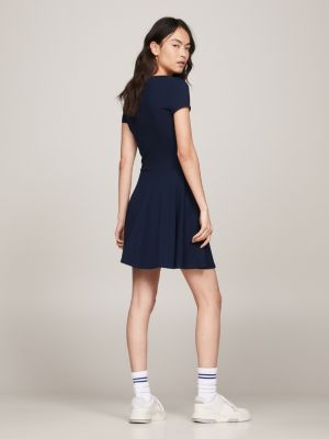 Vestido curto essencial com modelagem acinturada e evasê