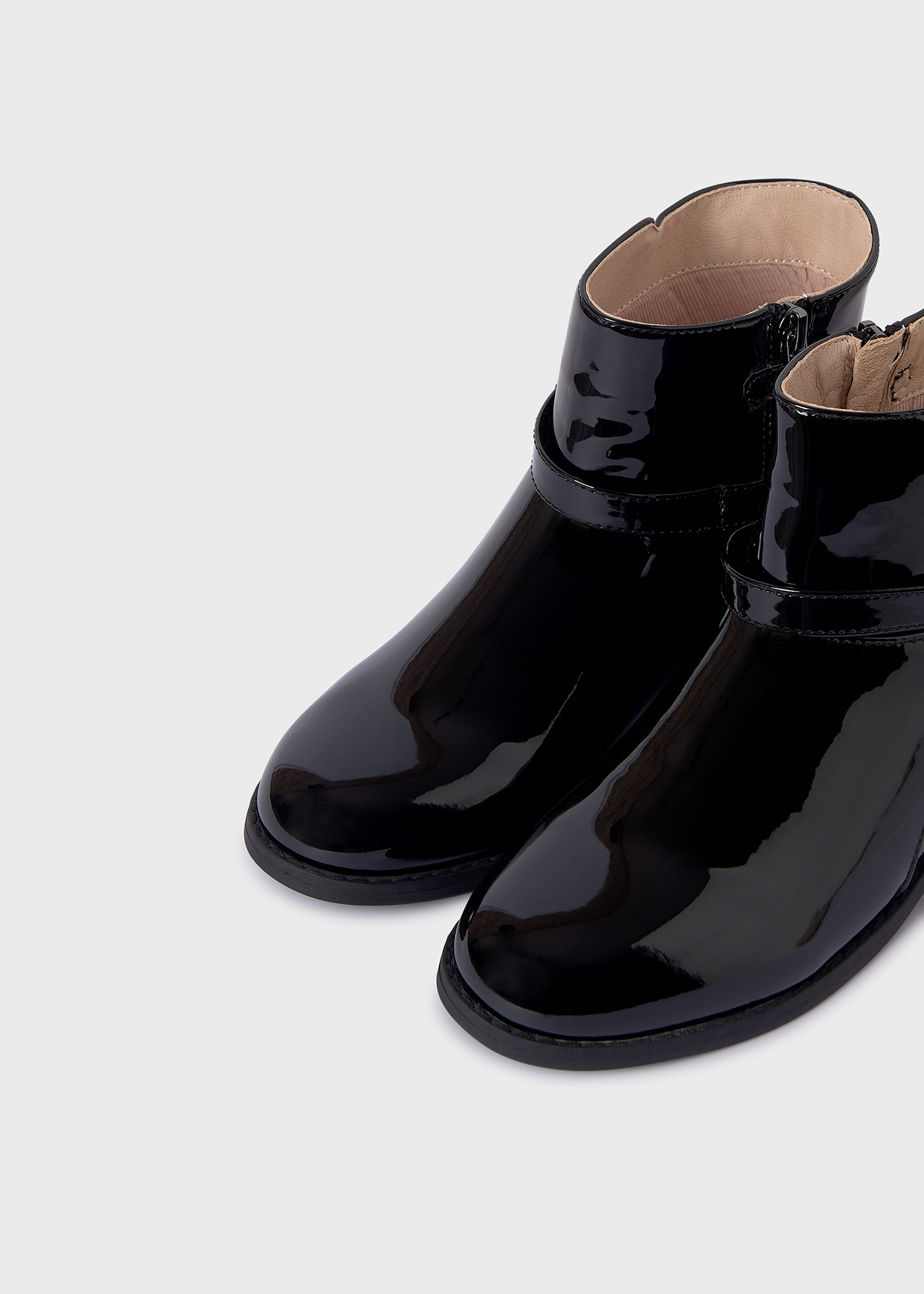 Botas de cano curto em verniz para meninas