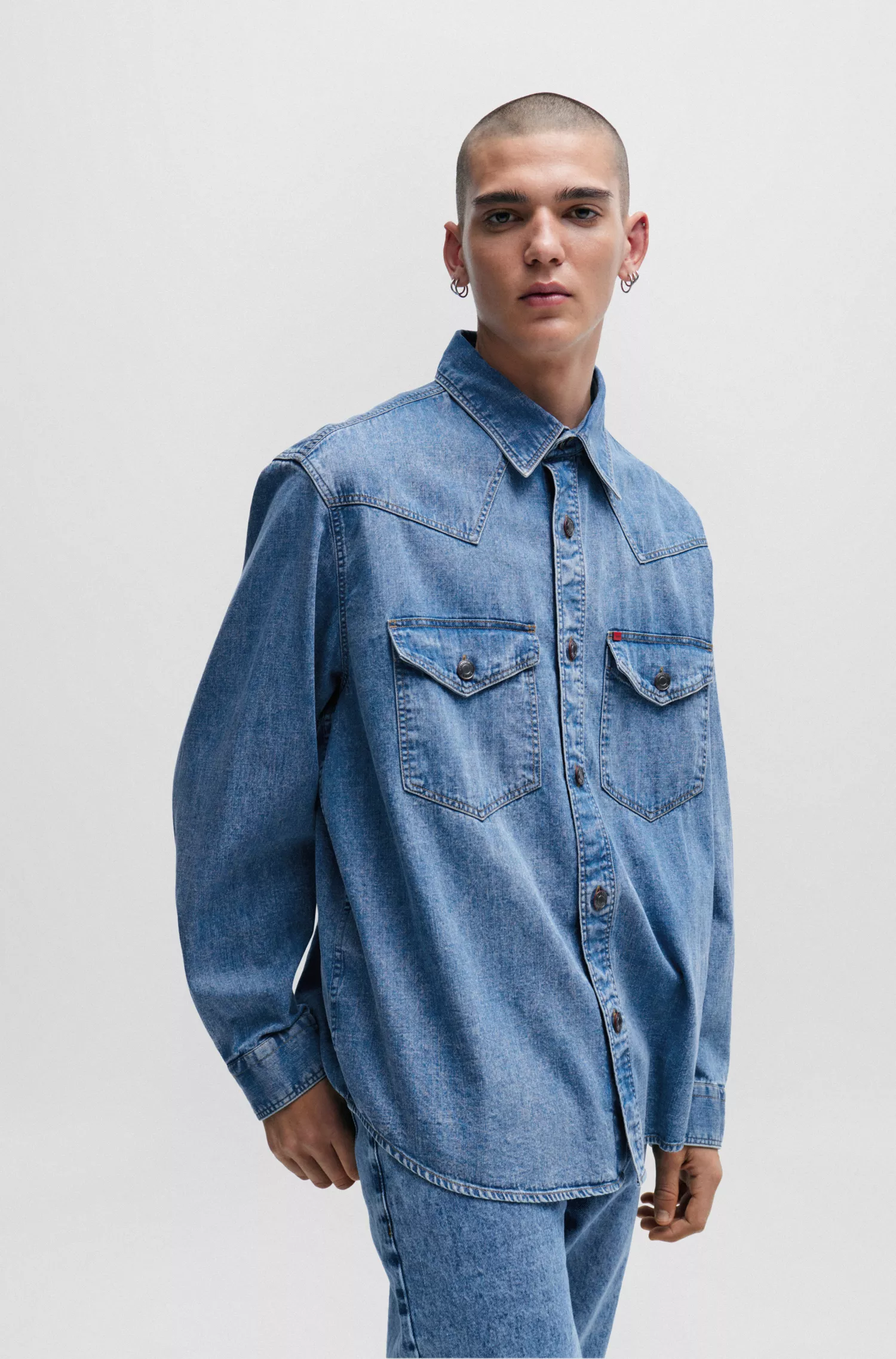 Camisa jeans HUGO vermelha, de modelagem oversized, com bolsos de aba no peito.