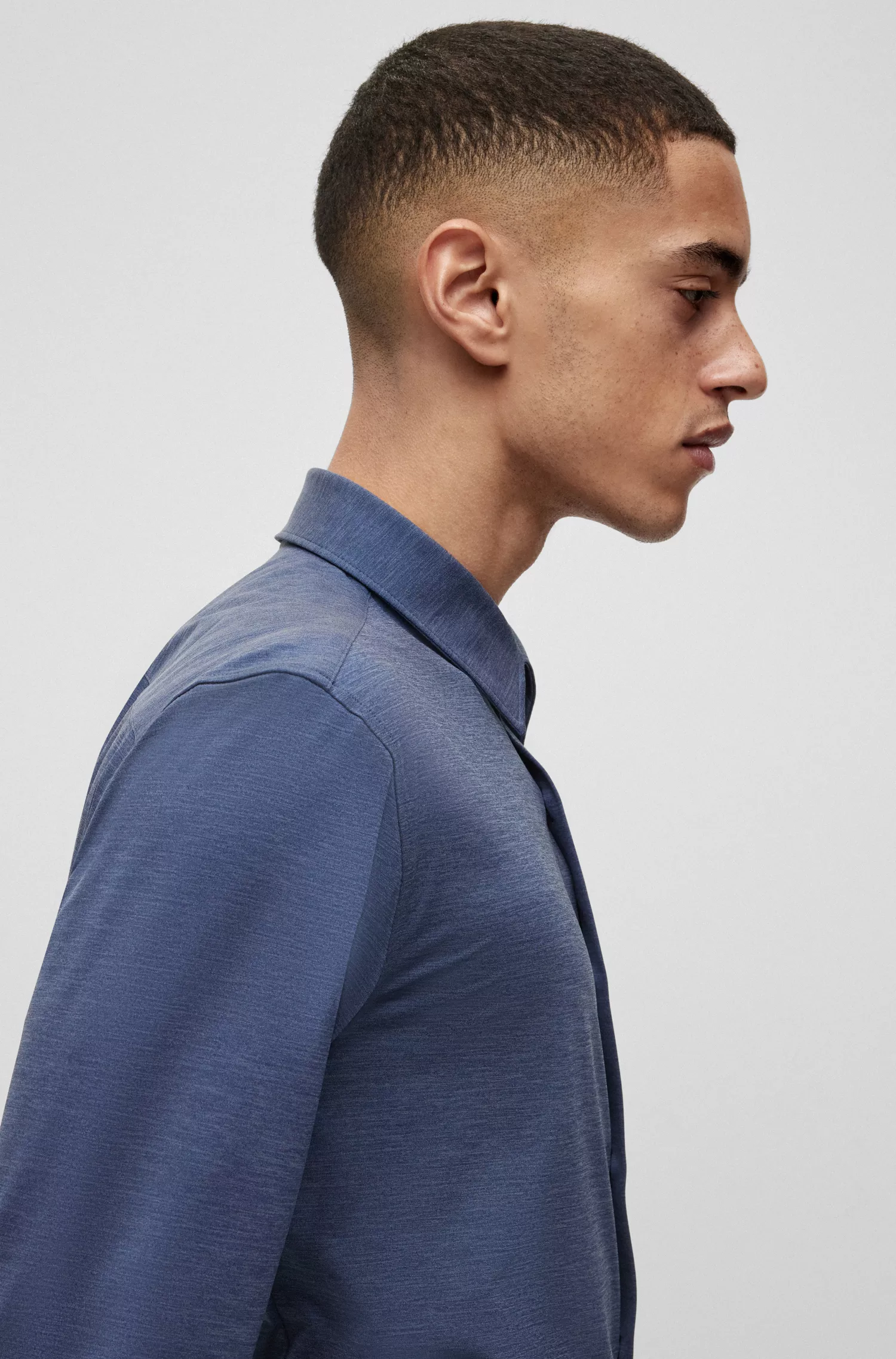 Camisa HUGO vermelha, corte slim, em malha elástica de alta performance mesclada.