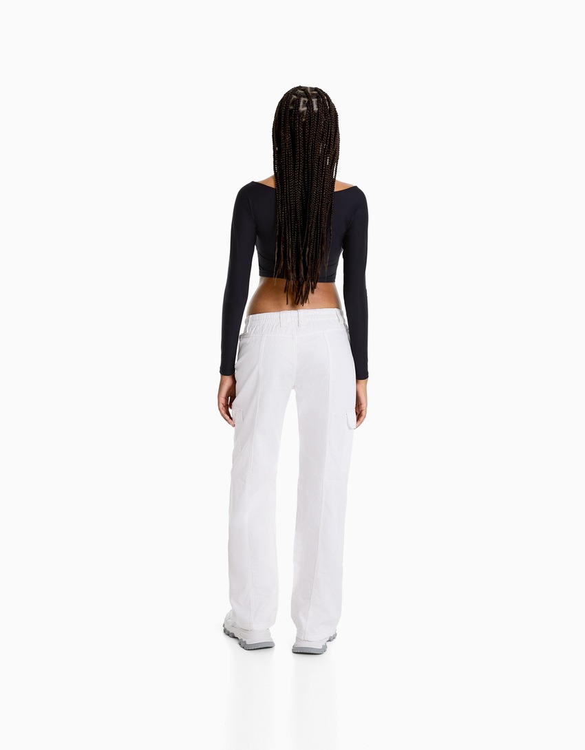 Calça cargo de algodão de cintura baixa com costura contrastante.