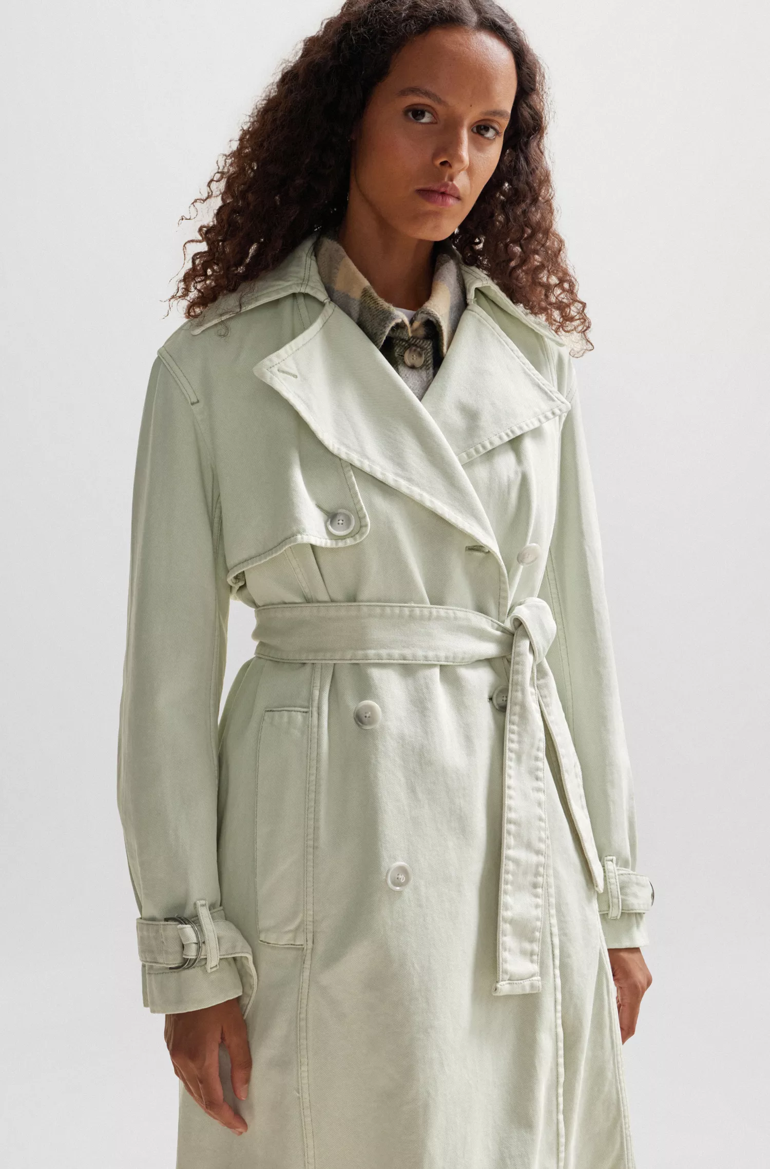 Trench coat BOSS laranja, modelagem oversized, em algodão repelente à água.