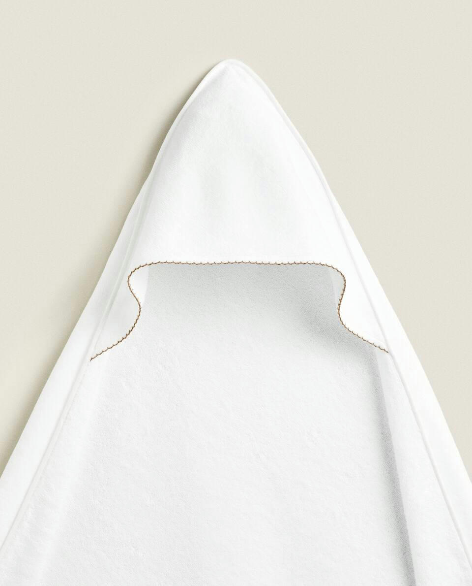 CAPA DE VELUDO COM DETALHES DE ACABAMENTO