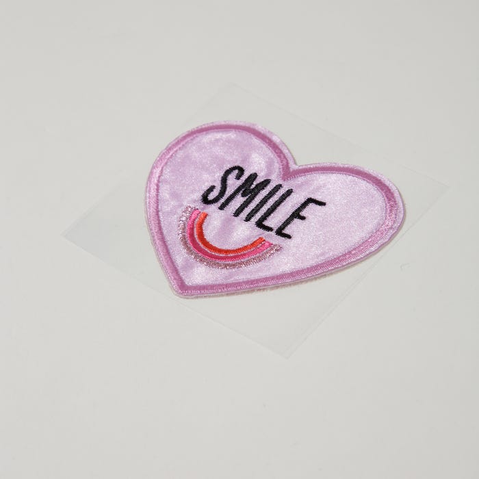 Atelier Veritas-Patch satijnen hart smile 6x6,5cm