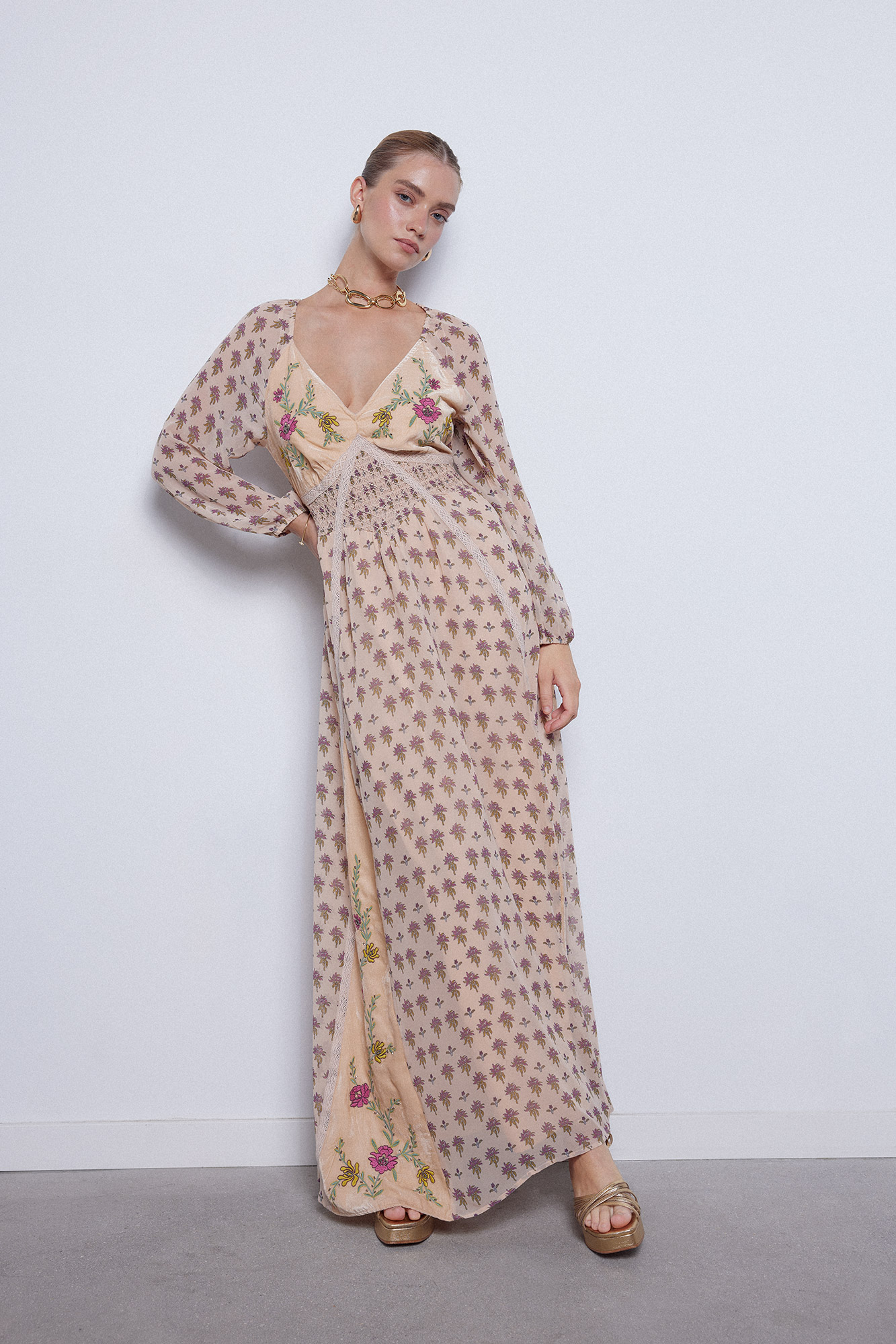 vestido com estampa bordada
