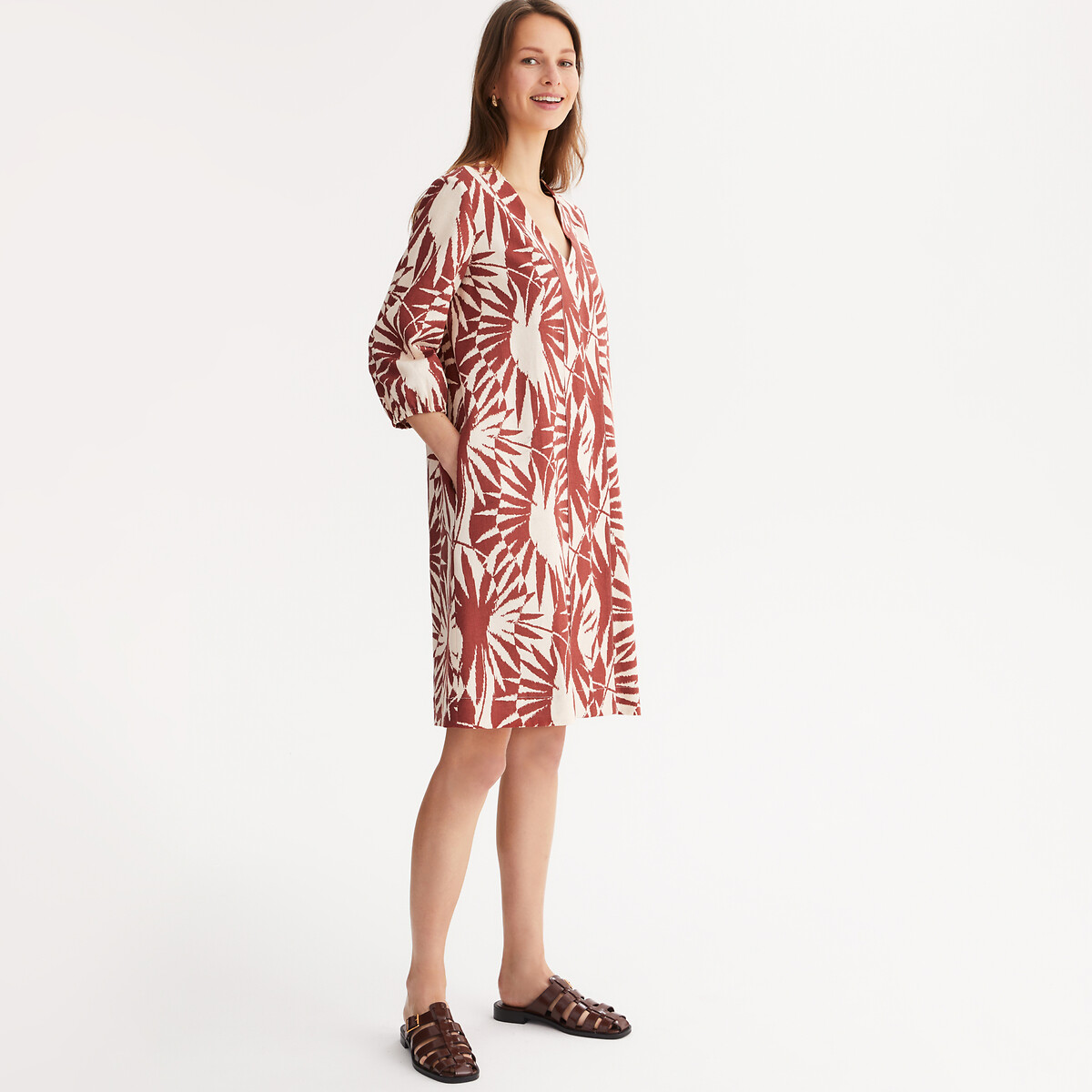 ANNE WEYBURN<br>Vestido reto com estampa floral, comprimento midi, mangas 3/4