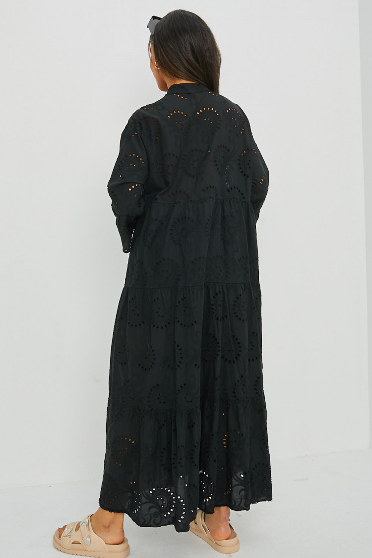 Robe noire évasée à détails crochets