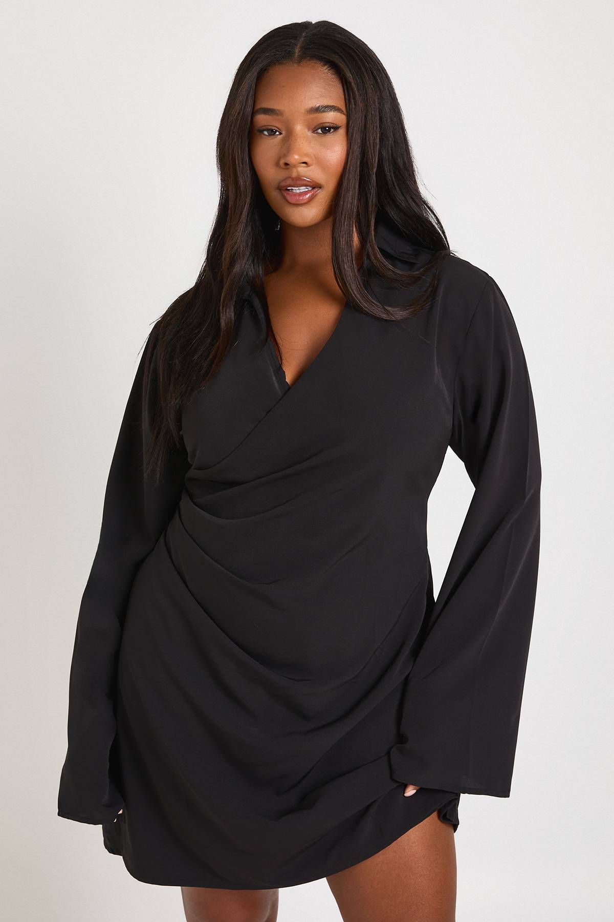 boohoo Robe Mini Drapée Grande Taille avec Détail Enveloppant Tissé