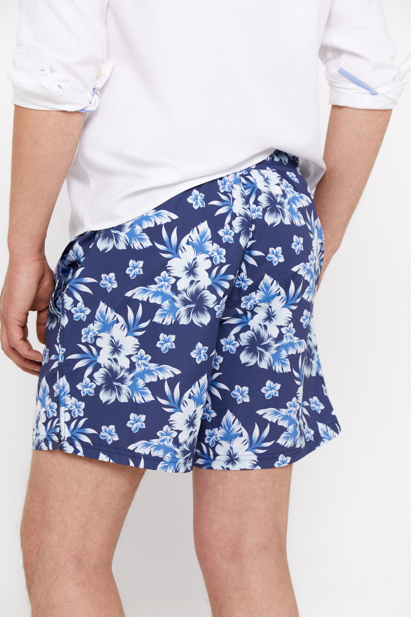 Banheiro com estampa de flores tropicais - Azul marinho