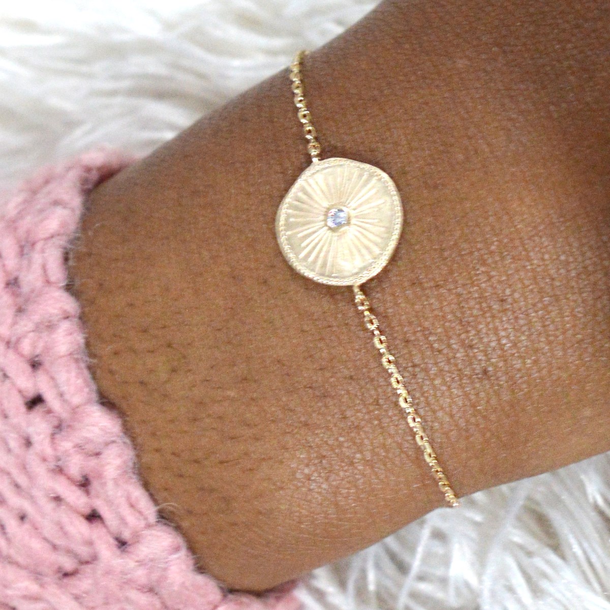 Bracelet femme médaille ciselée et Pierre en Zirconium en plaqué or