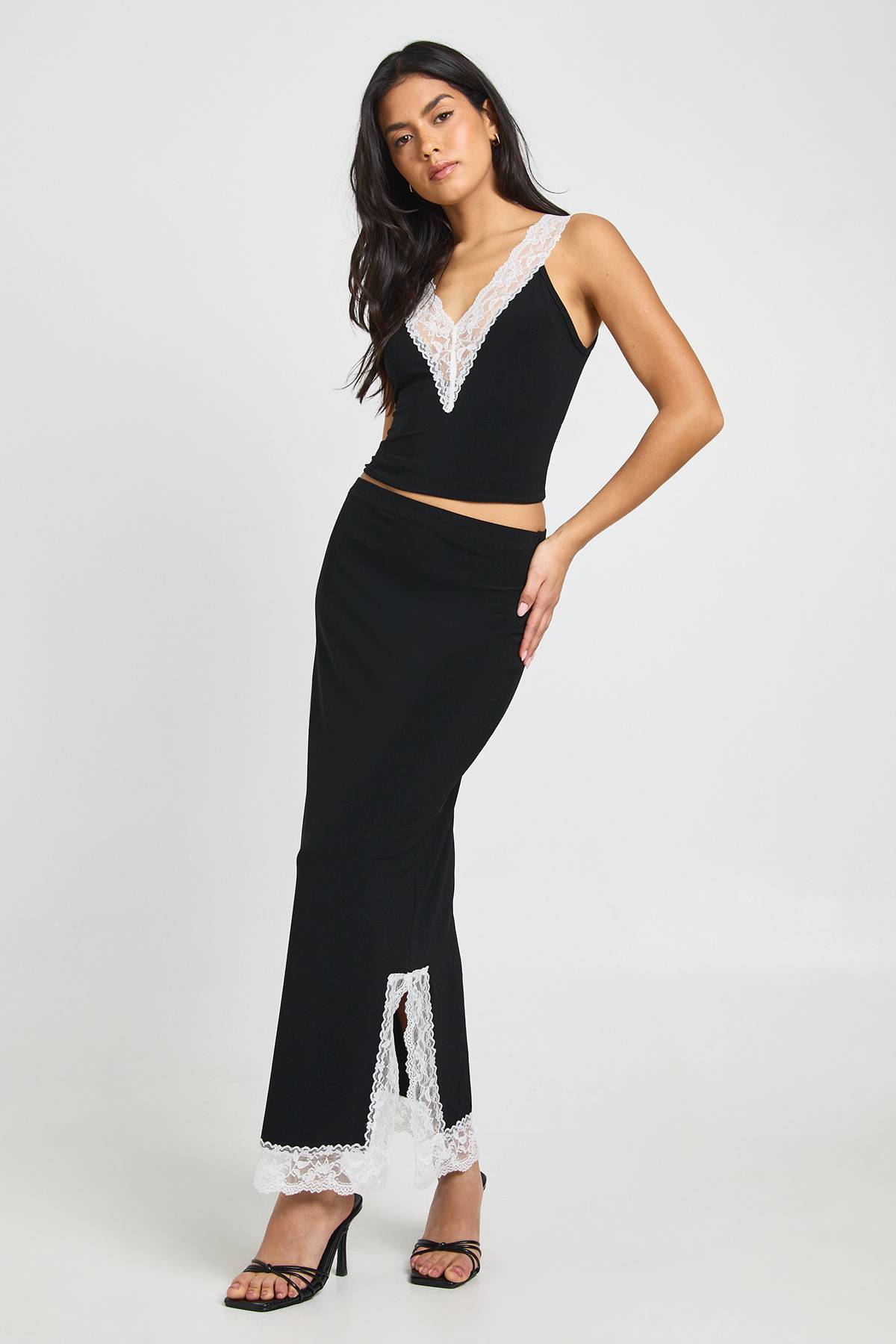 boohoo Débardeur Col V À Bordure En Dentelle Contrastée