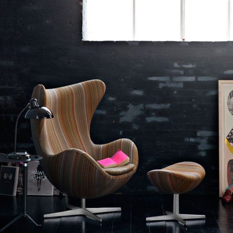 Fritz Hansen Egg Foot Stool voetenbank Grace Walnut, polished aluminium