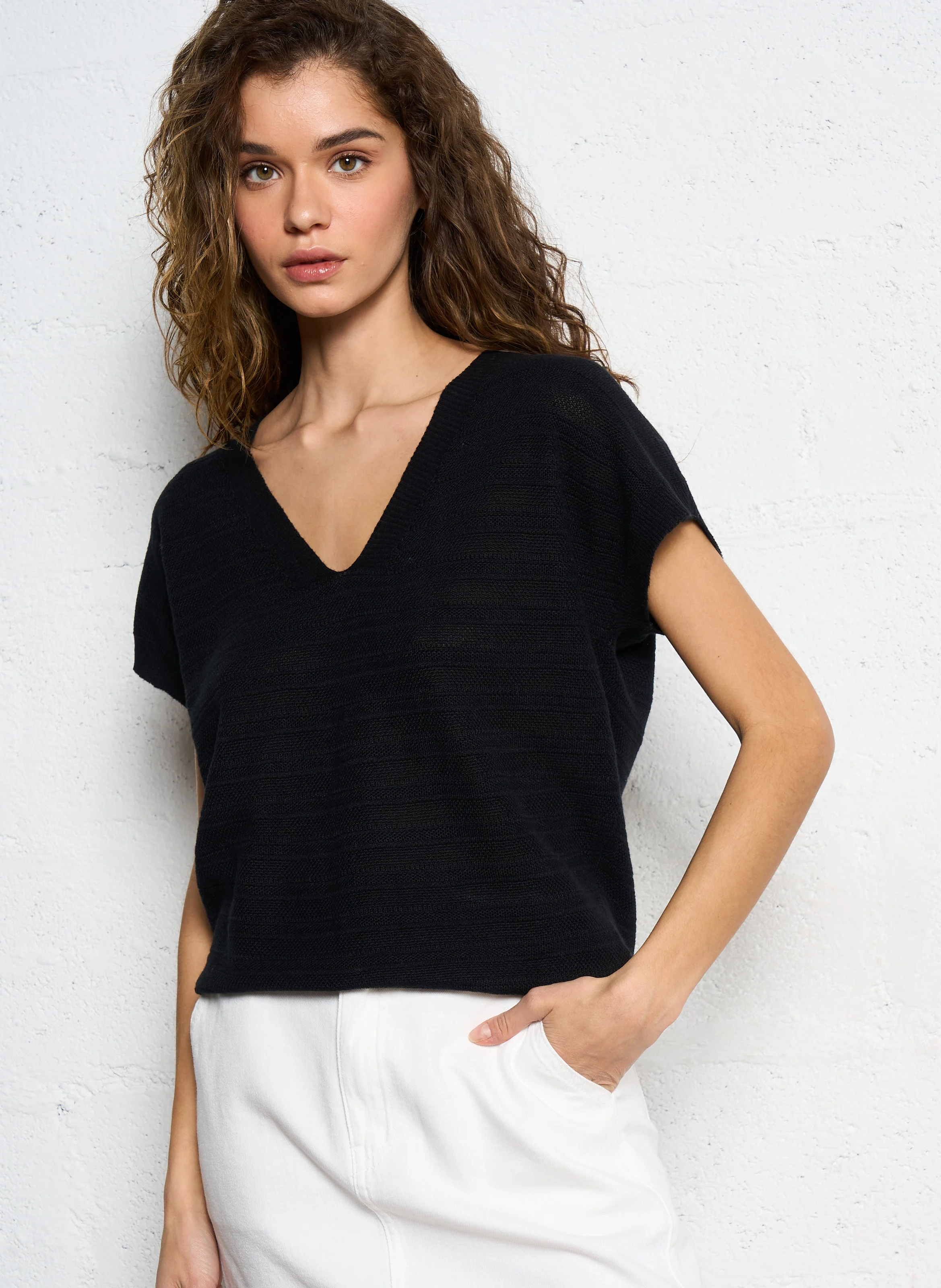 LINE - Pull manches courtes en maille fine | Noir