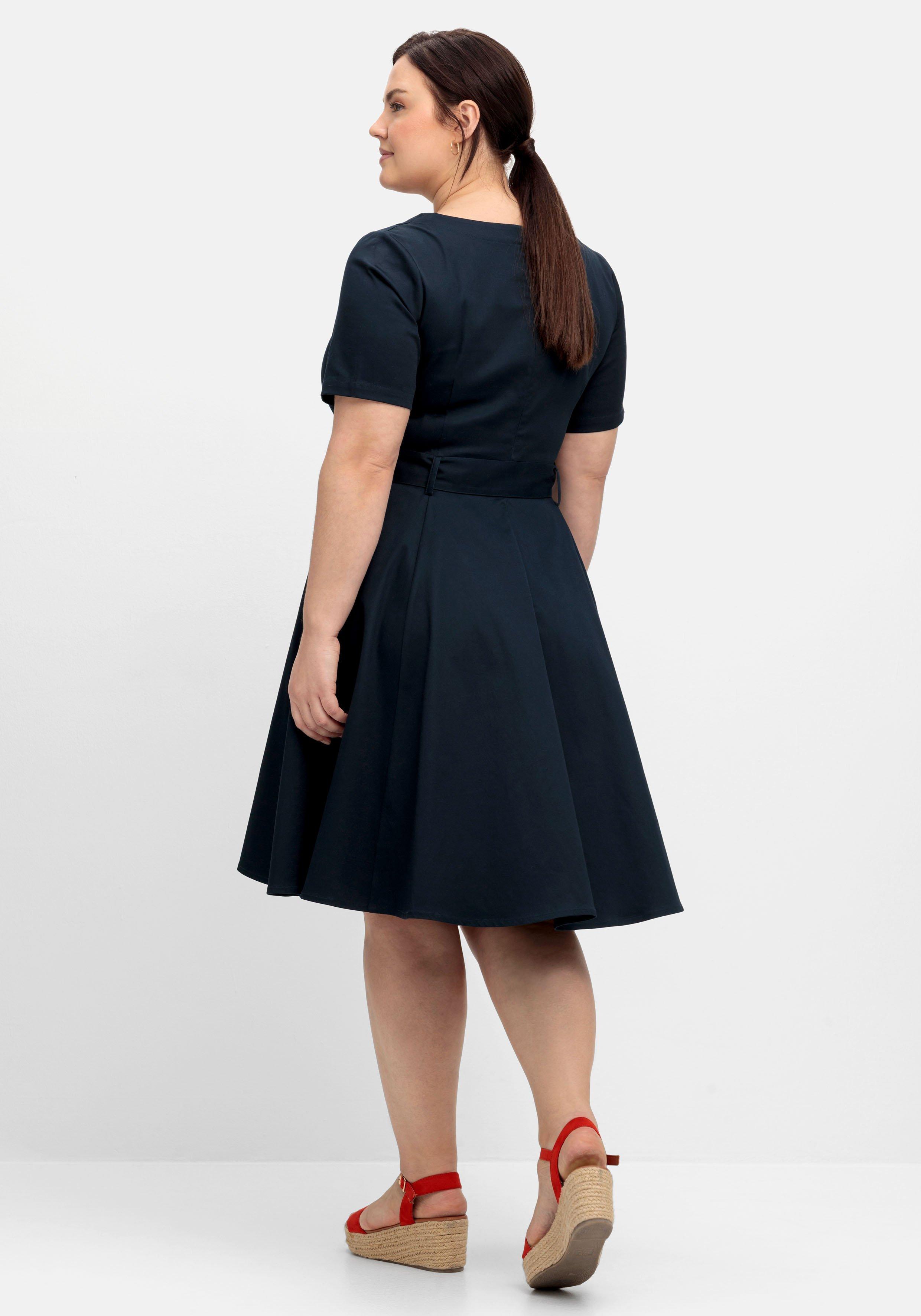 Weit schwingendes Kleid mit Gürtel und Reverskragen