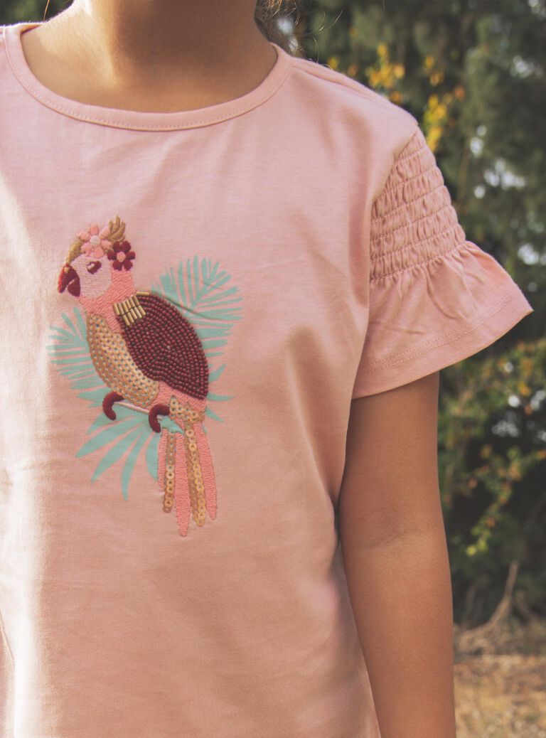 T-shirt rose pâle avec perroquet