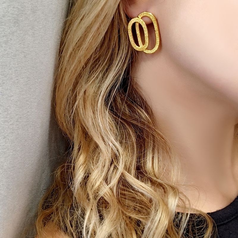 Boucles d'oreilles à clou en plaqué or faites à la main avec doubles mailles superposées - Bijou de créateur