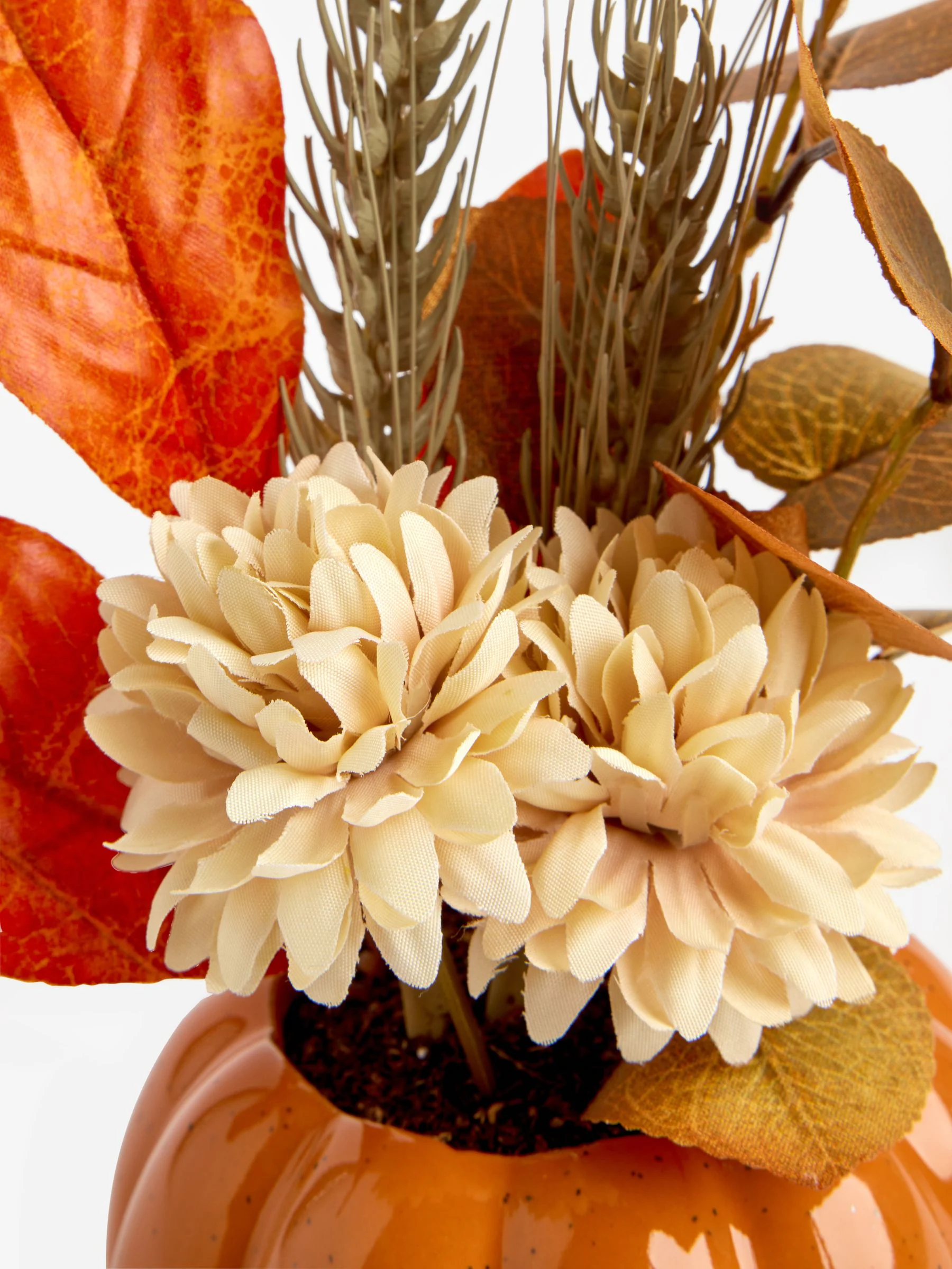 Kunstbloemenarrangement in pompoenpot