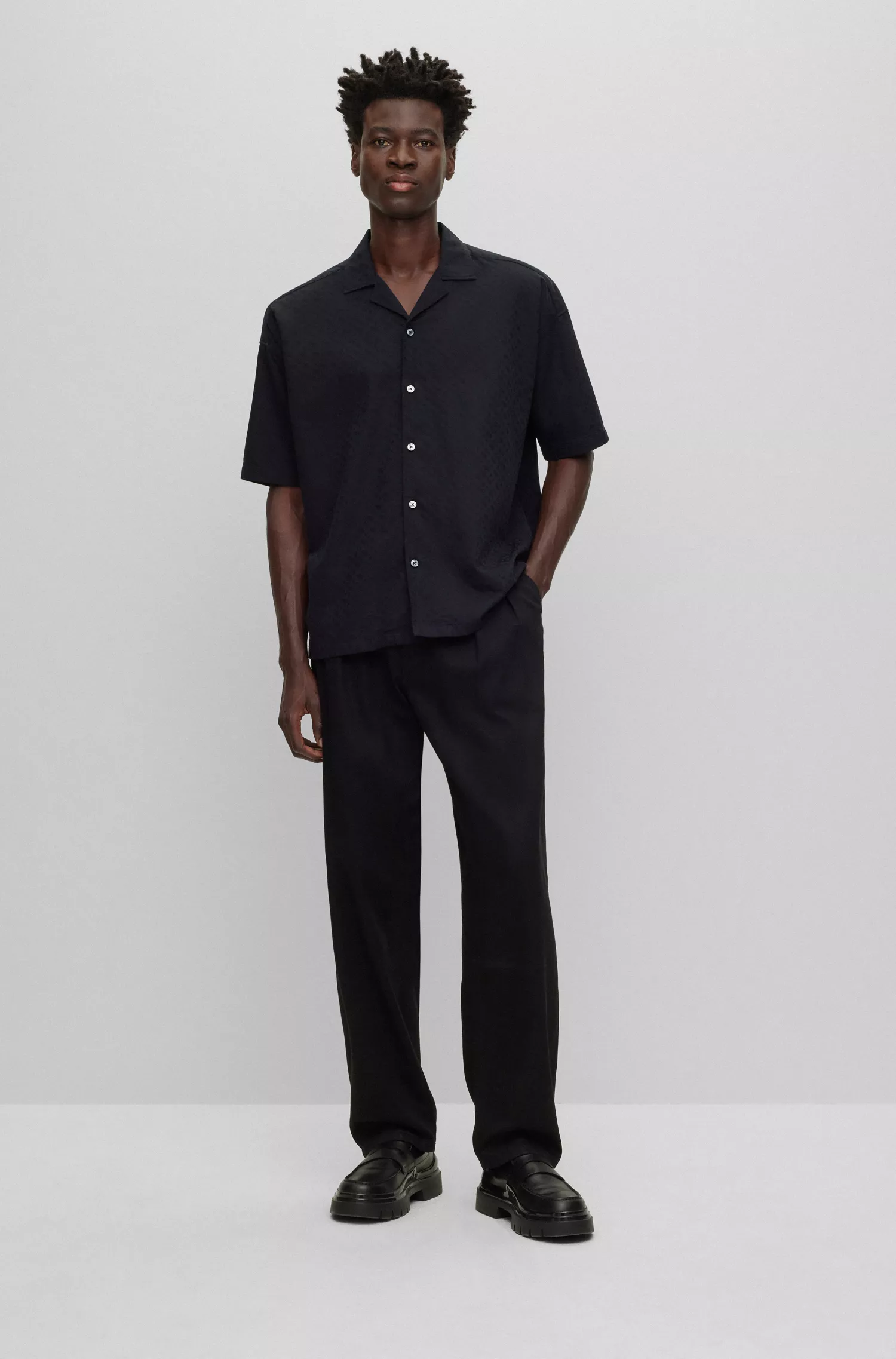 Camisa BOSS preta de corte relaxado em sarja de algodão com monograma.