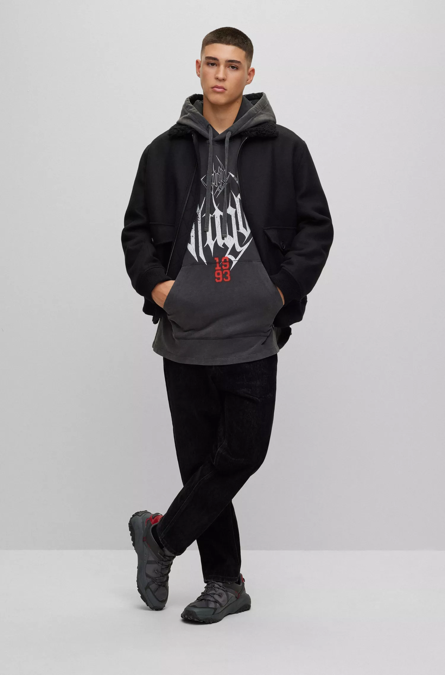 Moletom HUGO vermelho oversized em tecido felpudo francês com estampa inspirada na banda.