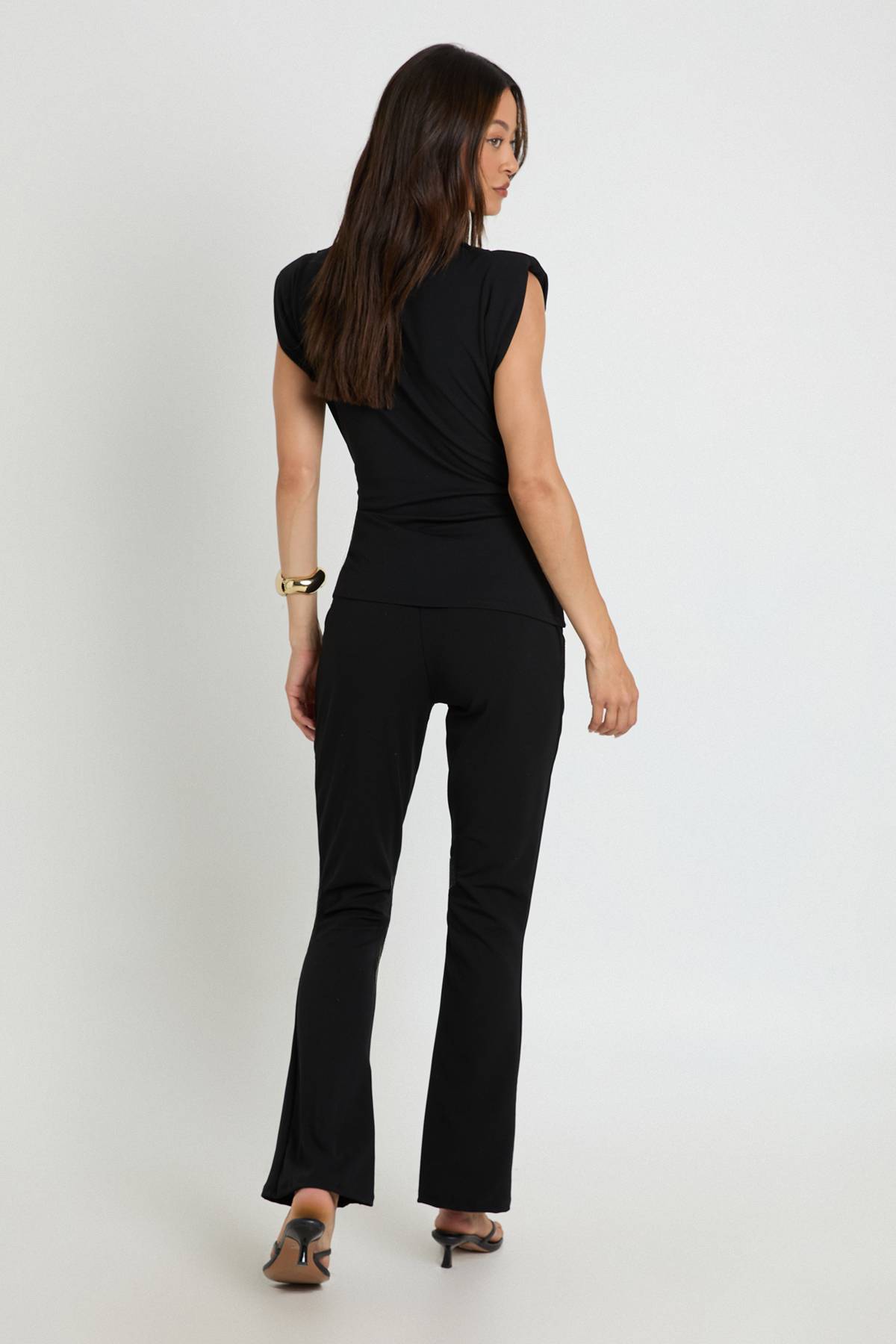 boohoo Ensemble Top À Épaulettes Et Pantalon Évasé En Crêpe Scuba Pour Grandes Tailles