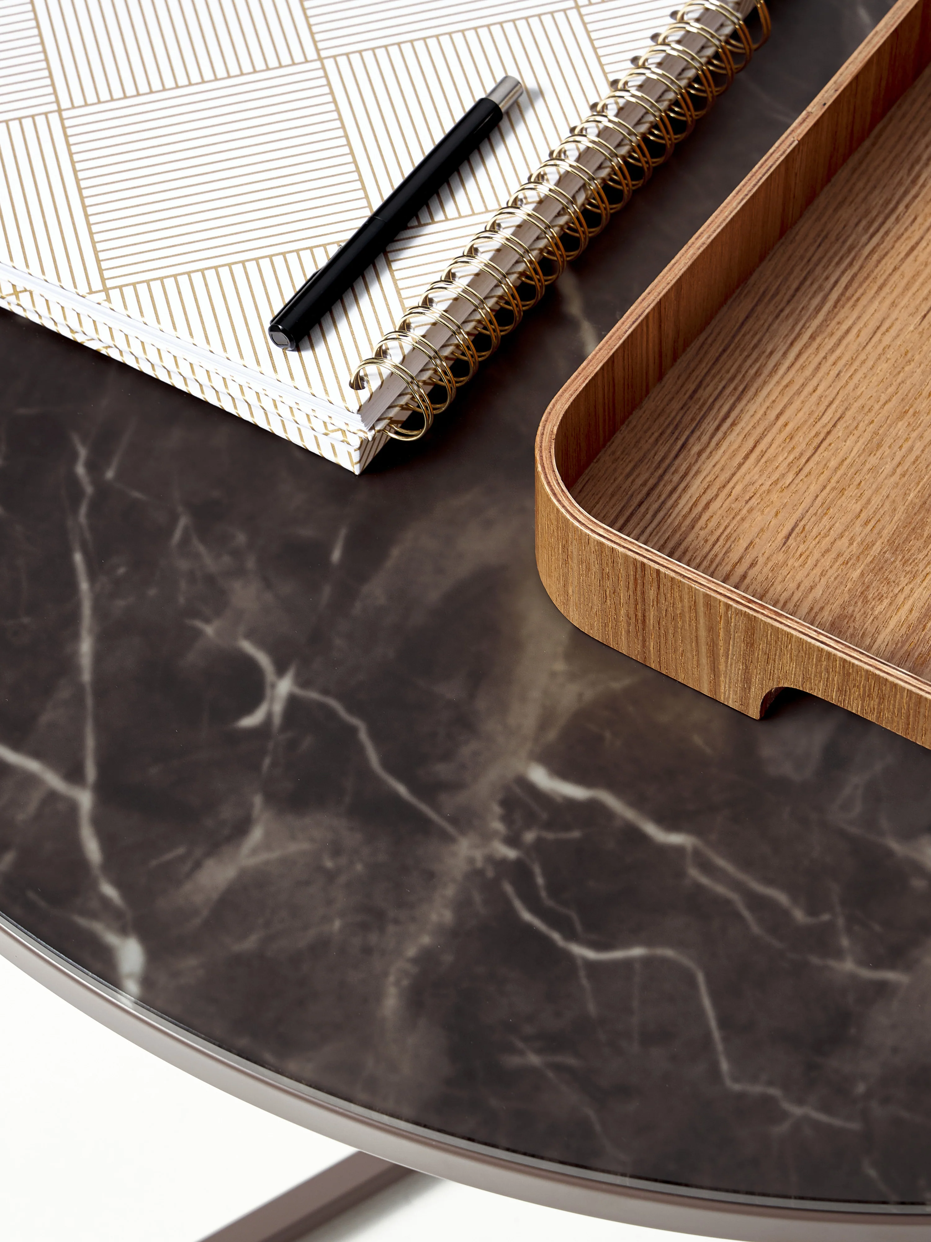 Ronde salontafel Antigua met glazen tafelblad in marmerlook