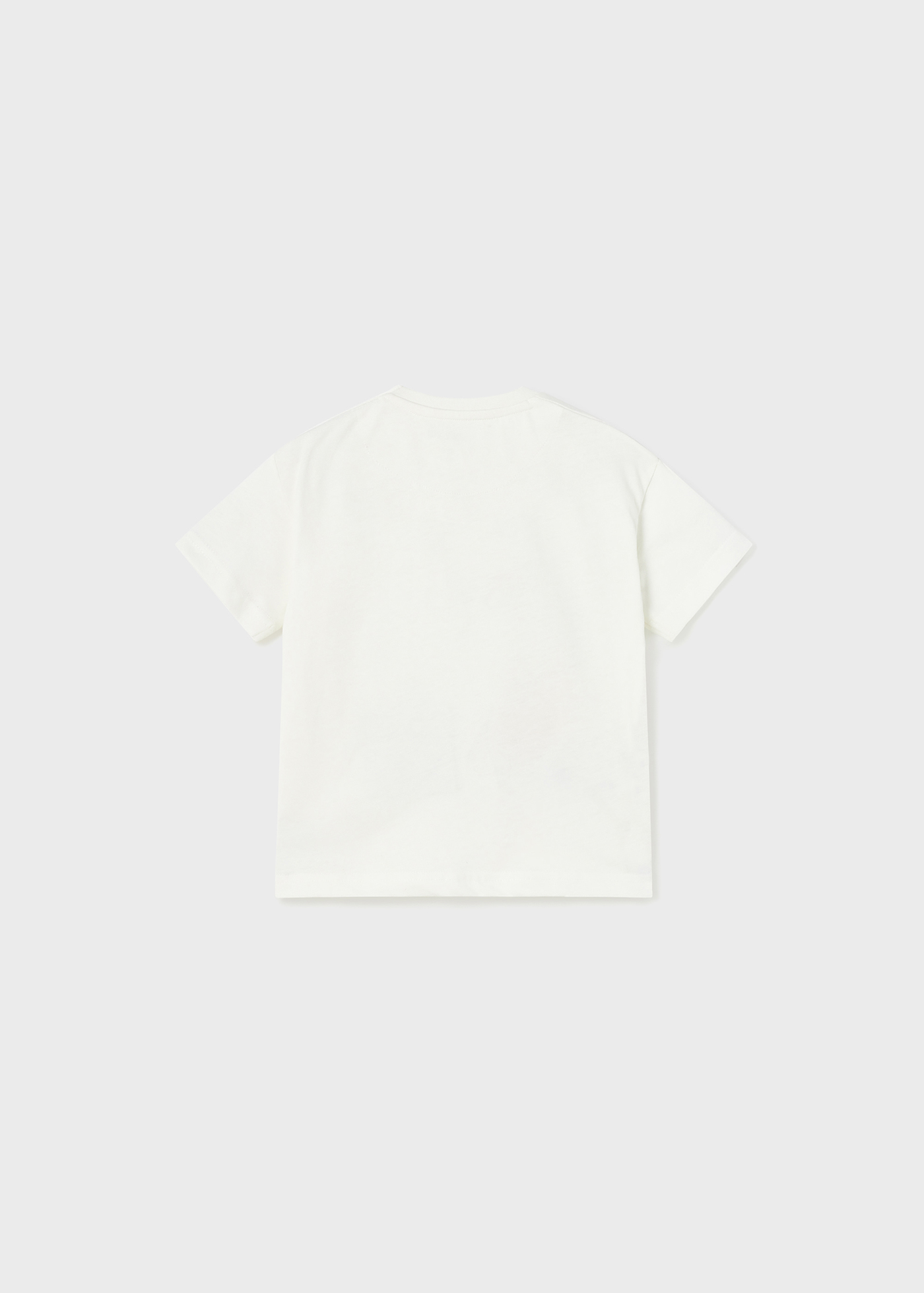 Camiseta infantil com estampa feita em algodão sustentável.