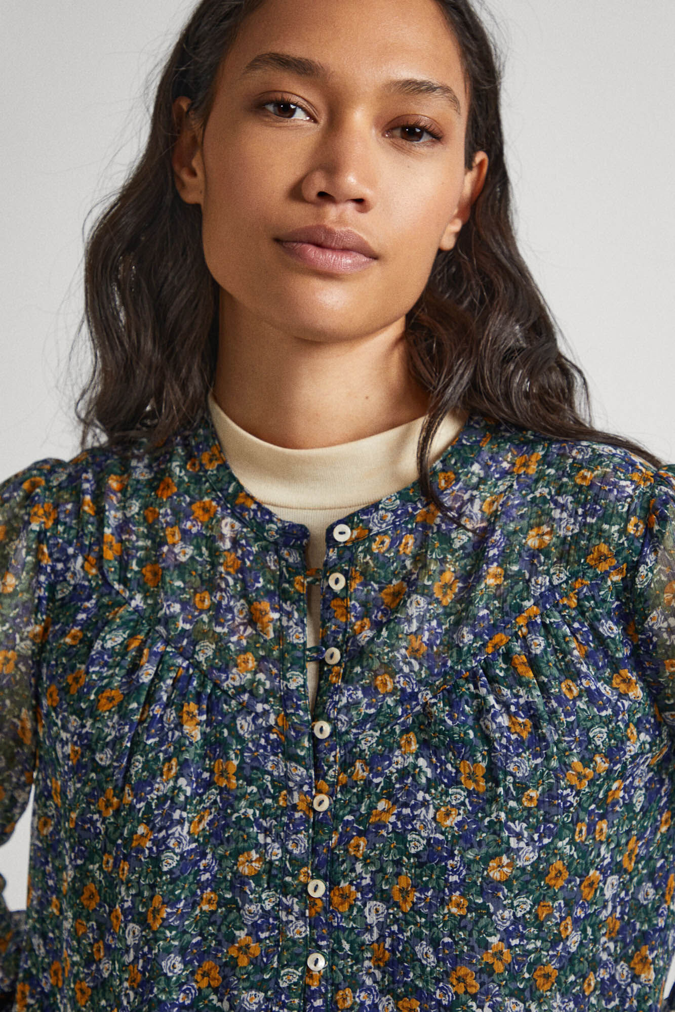 Blusa de chiffon com estampa floral.
