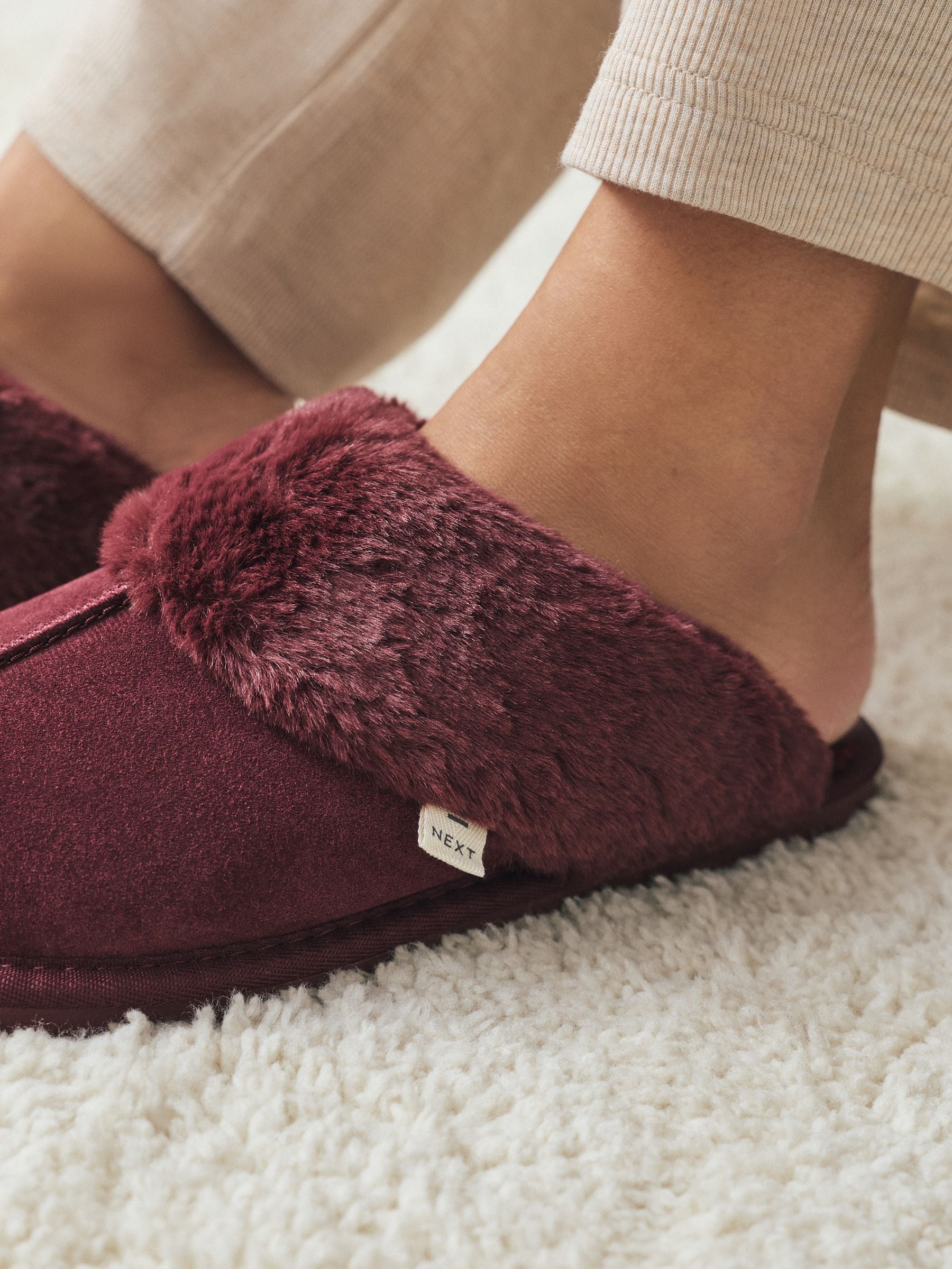 Bessenrood - Met imitatiebont gevoerde suède pantoffelmuiltjes