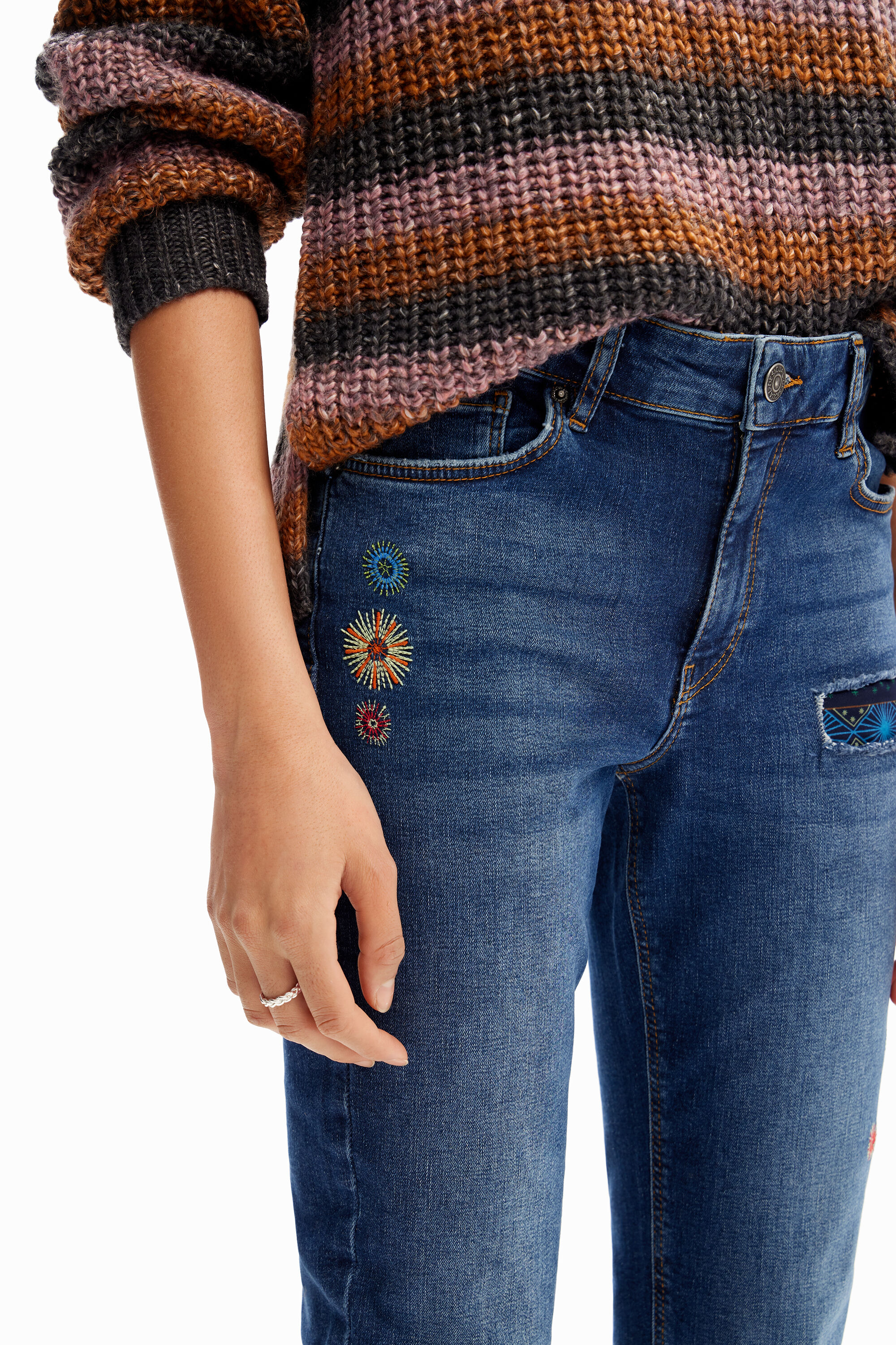 Calça jeans slim bordada