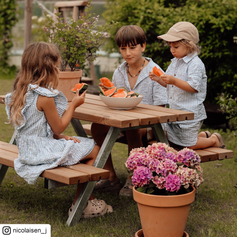 BENKESETT PLUS BORD/BENKER ALPHA JUNIOR 118X118X57/32,5CM GYLDENBRUN