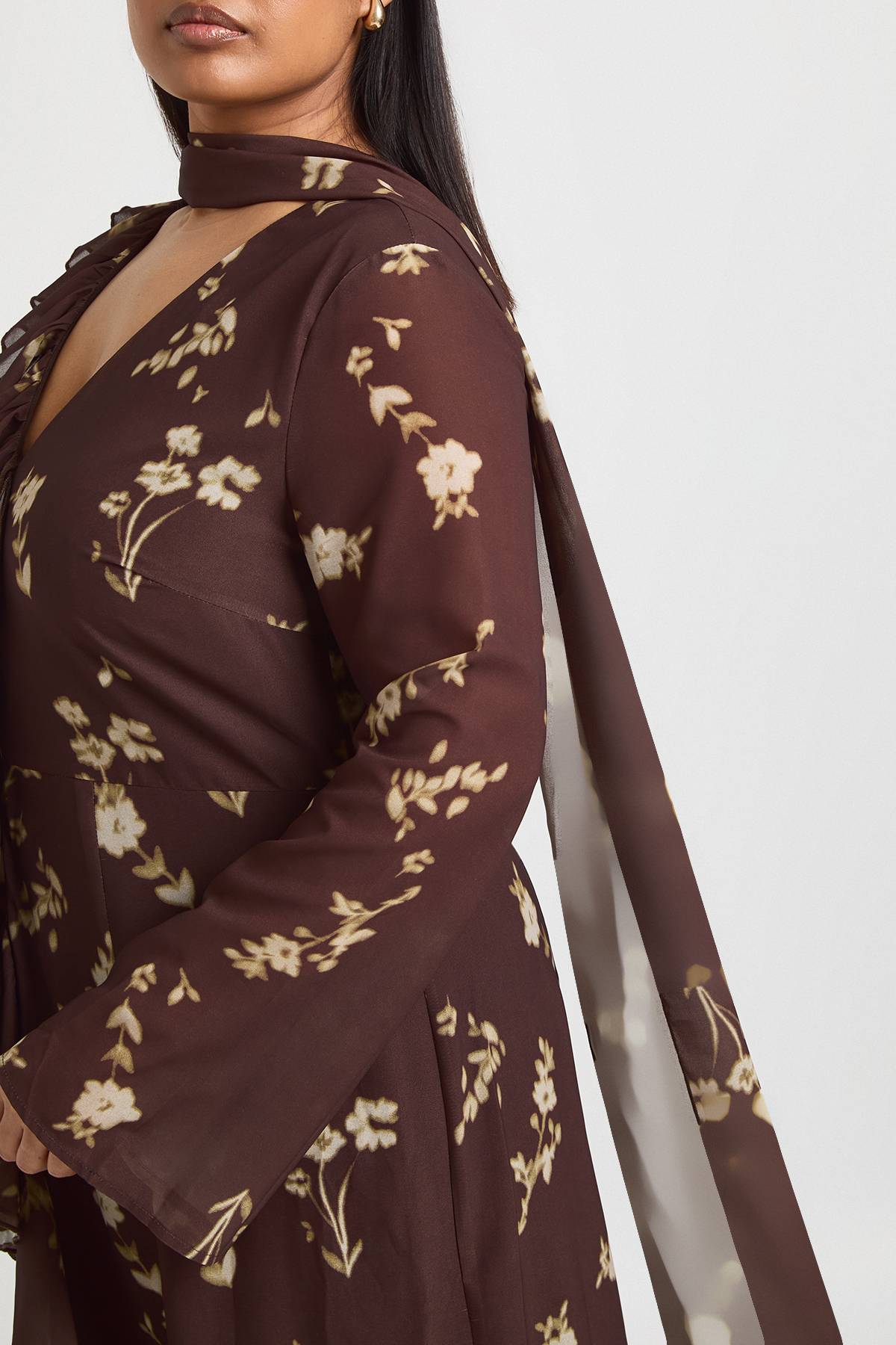 boohoo Robe Maxi Grande Taille À Détail Volant Frontal Et Foulard