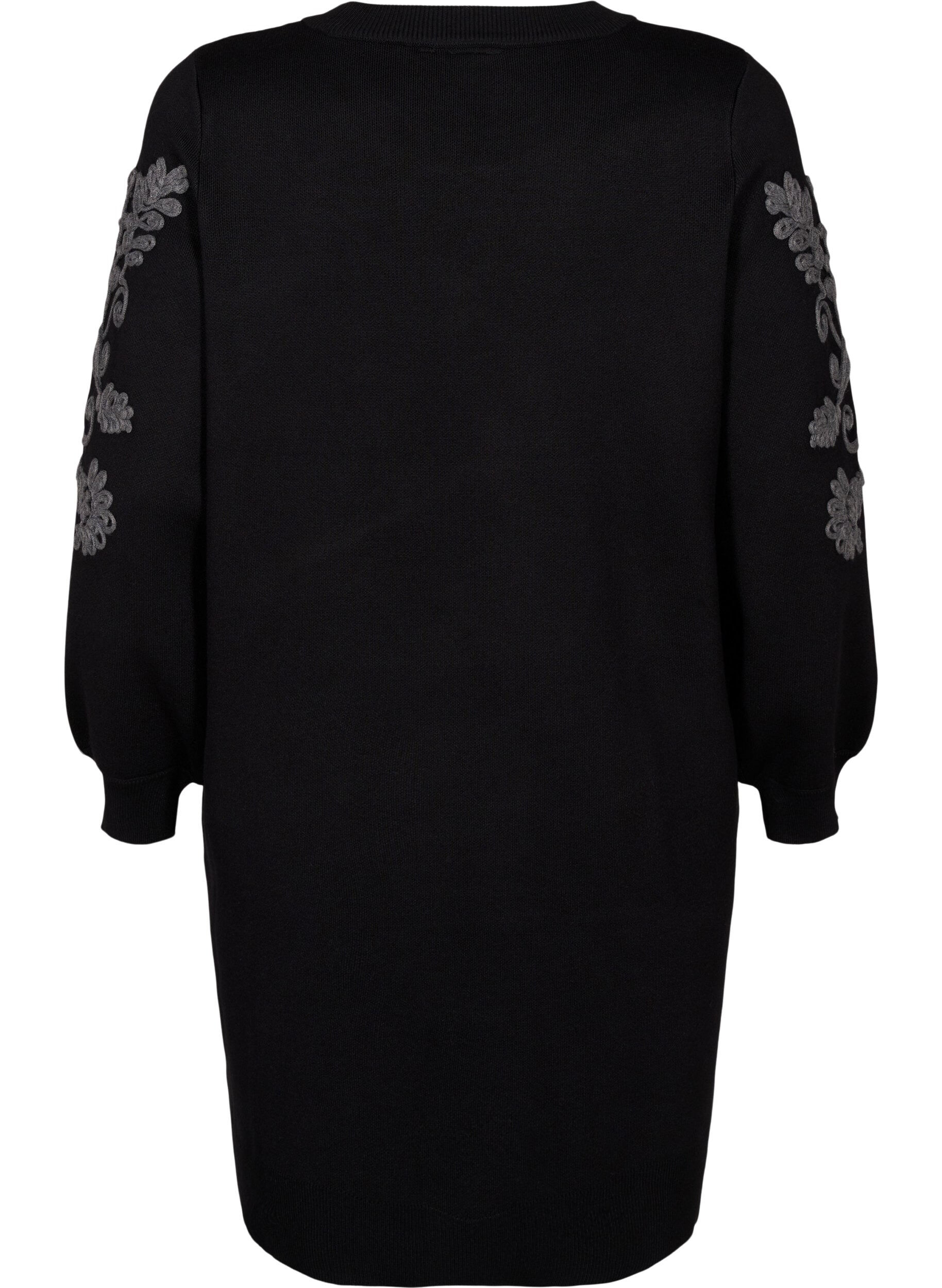 Strikkjole med broderidetaljer