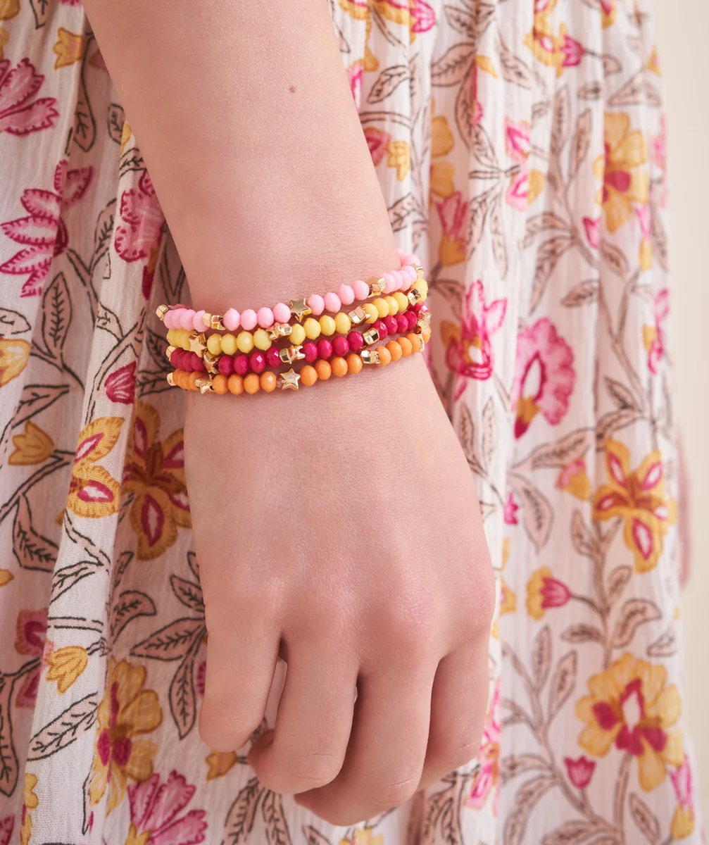 LE LOT DE 4 BRACELETS DE PERLES COLORÉES ET DORÉES