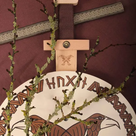 VAH Spielzeugmanufaktur Wikingerschild Hugin & Mugin, rund, Ø 34cm