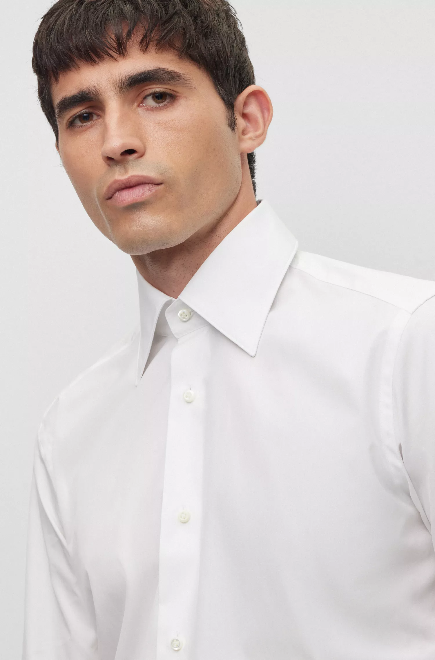 Camisa BOSS cor camelo, corte regular, em popeline de algodão italiana.