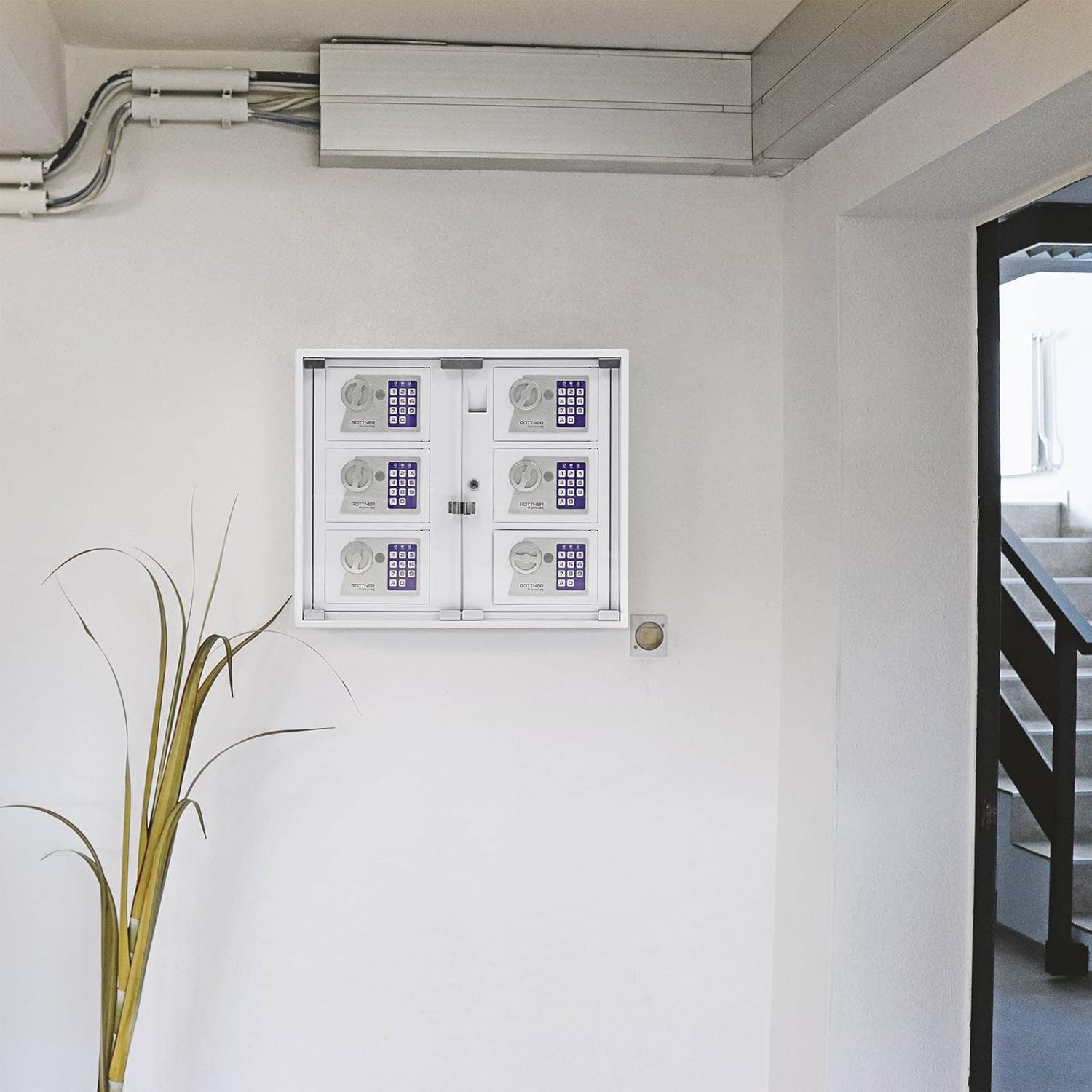 Profirst Schlüsselausgabe Partras 6000 Outdoor Elektronikschloss weiss Kunststoffscheibe (HxBxT) 474x565x180 mm 6 Fächer 2 Notöffnungsschlüssel Zentralöffnung Zylinderschloss Befestigungsmaterial