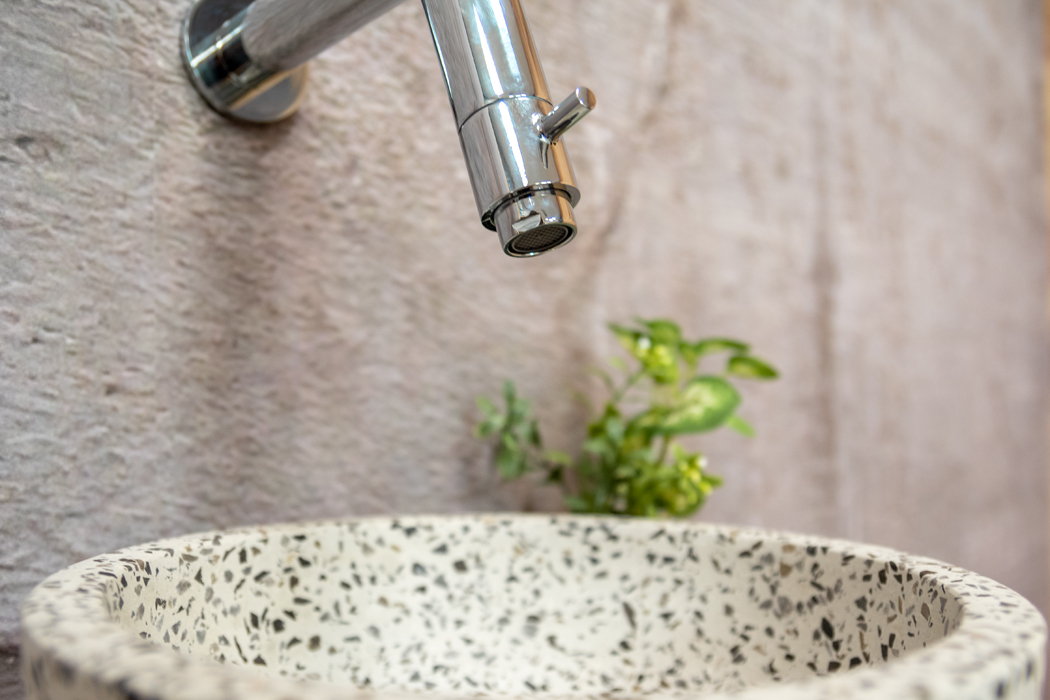 Saniclear Seba fonteinset met bruin eiken plank, zwart-witte terrazzo waskom en chromen kraan voor in het toilet