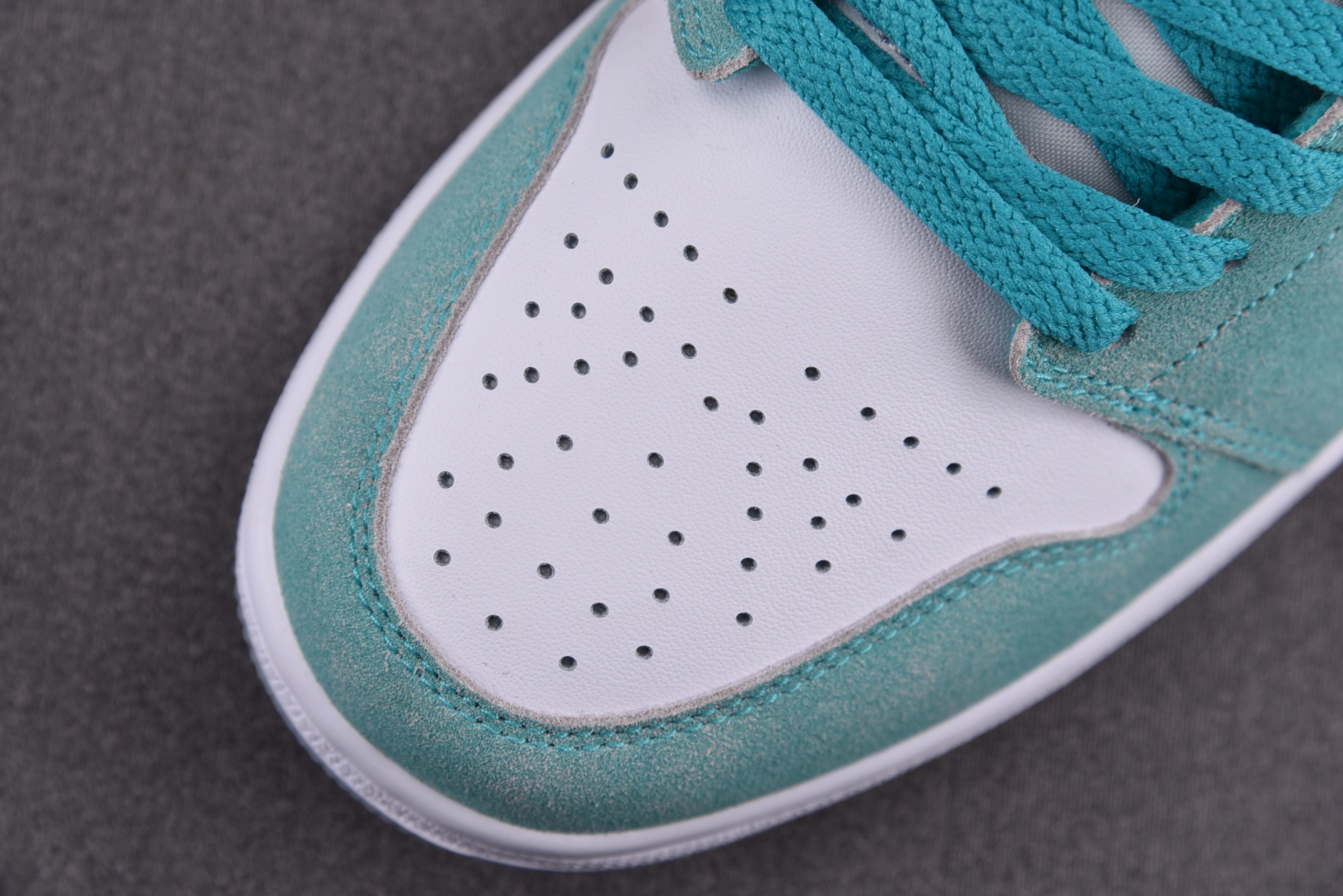 Jordan 1 Low New Emerald (Women Size!!)