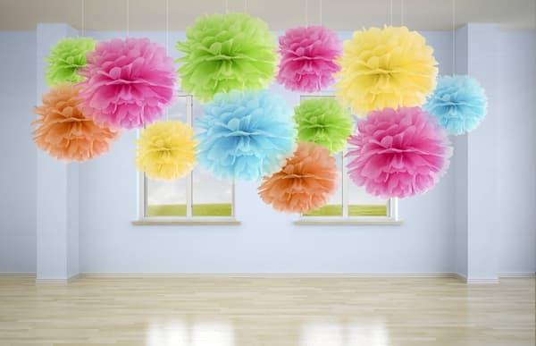 Dekorativ papir pom-pom i rosa med mål på 25 cm