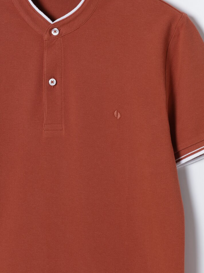 Camisa polo com gola mandarim e bordado - Caldero