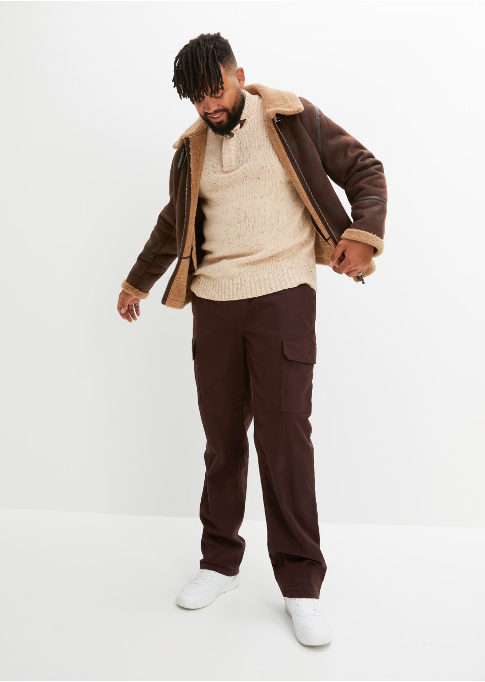 Pull avec bouton brandebourg