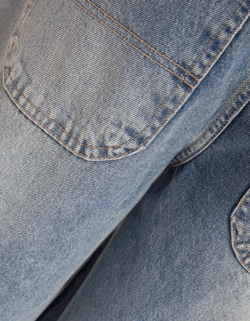 calça jeans estilo skater com efeito desbotado
