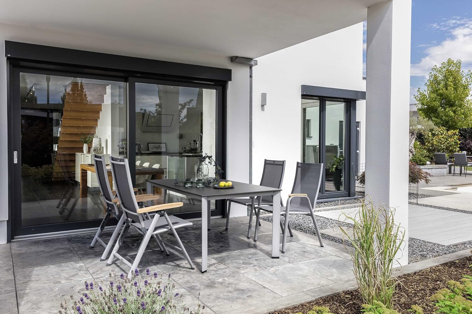 KETTLER Cirrus mehrfach Verstellbarer Multipositionssessel | Gartensessel Gestell Silber | wetterfestes Outdoorgewebe anthrazit-grau | Gartenstuhl mit Armlehne aus zertifiziertem Teak-Holz