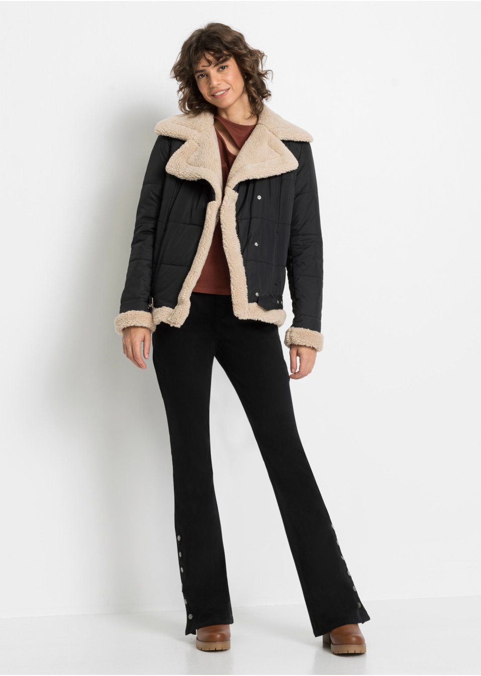 Pantalon évasé avec patte de boutonnage latérale
