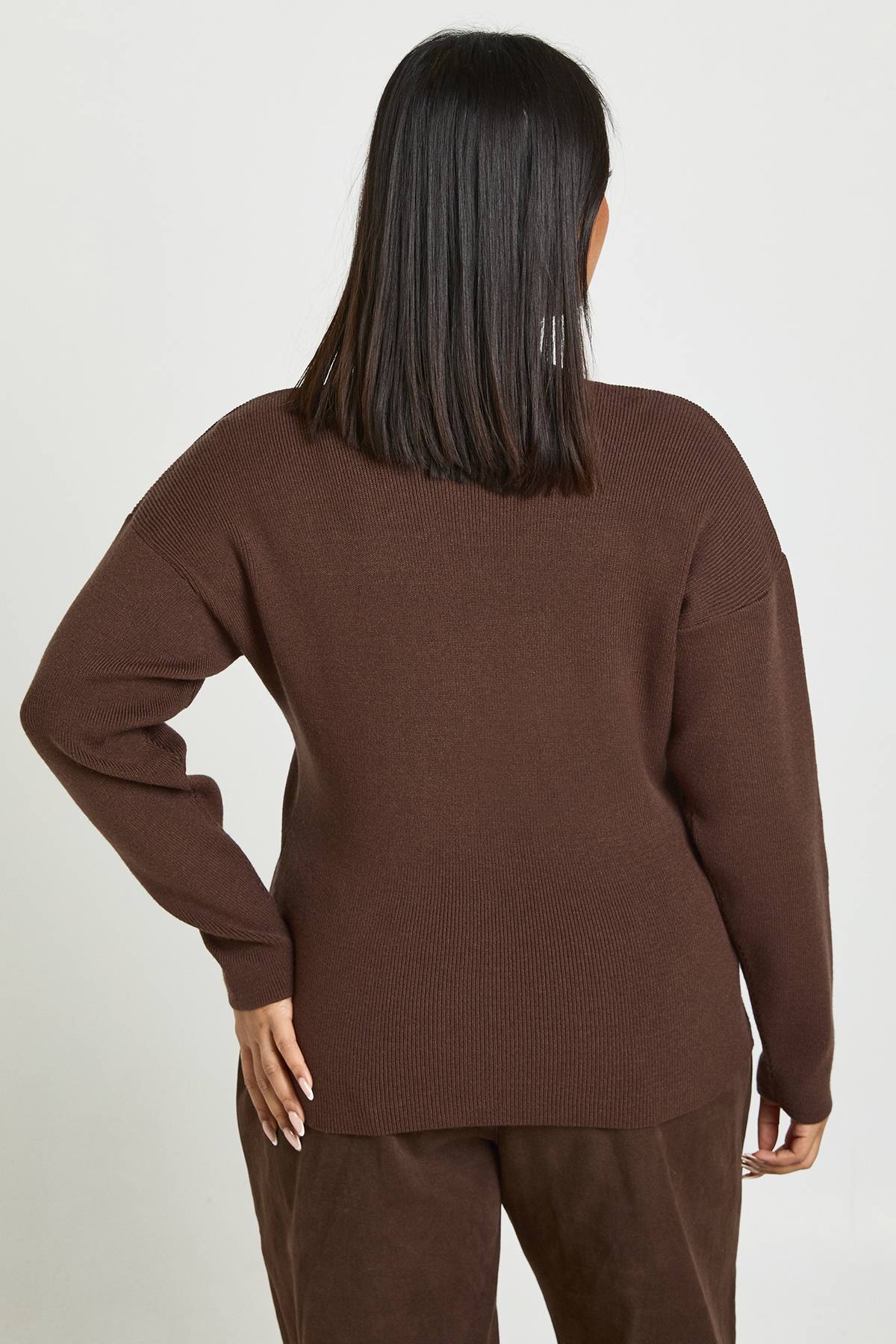 boohoo Cardigan Grande Taille en Maille Compacte avec Boutons Dorés et Ourlet Fendu