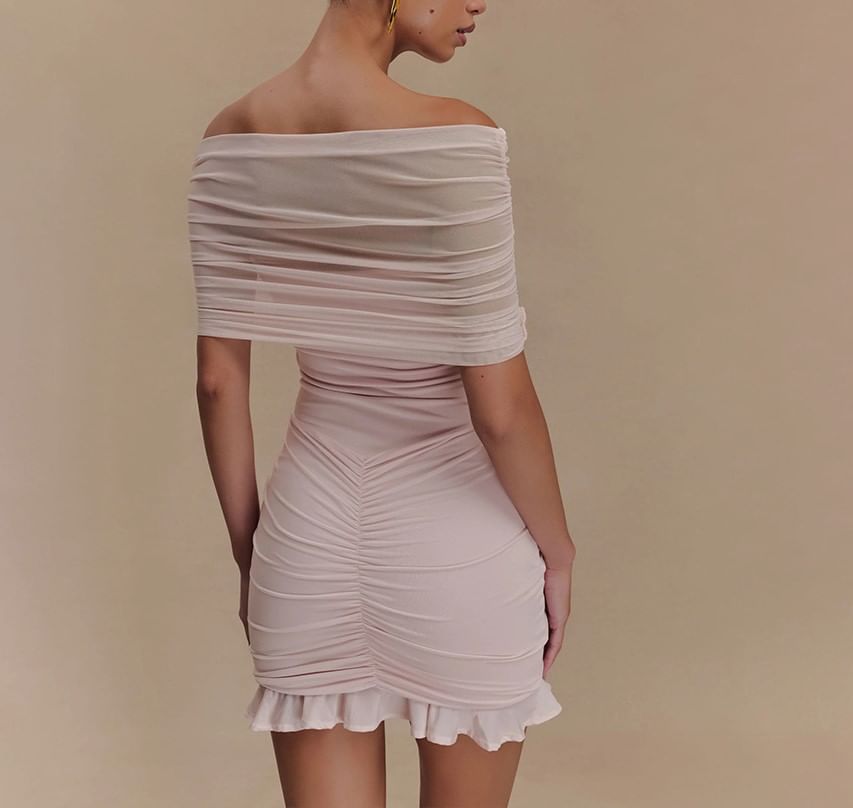 Hotarium - Korte mouw off-shoulder effen gerimpelde mini bodycon jurk